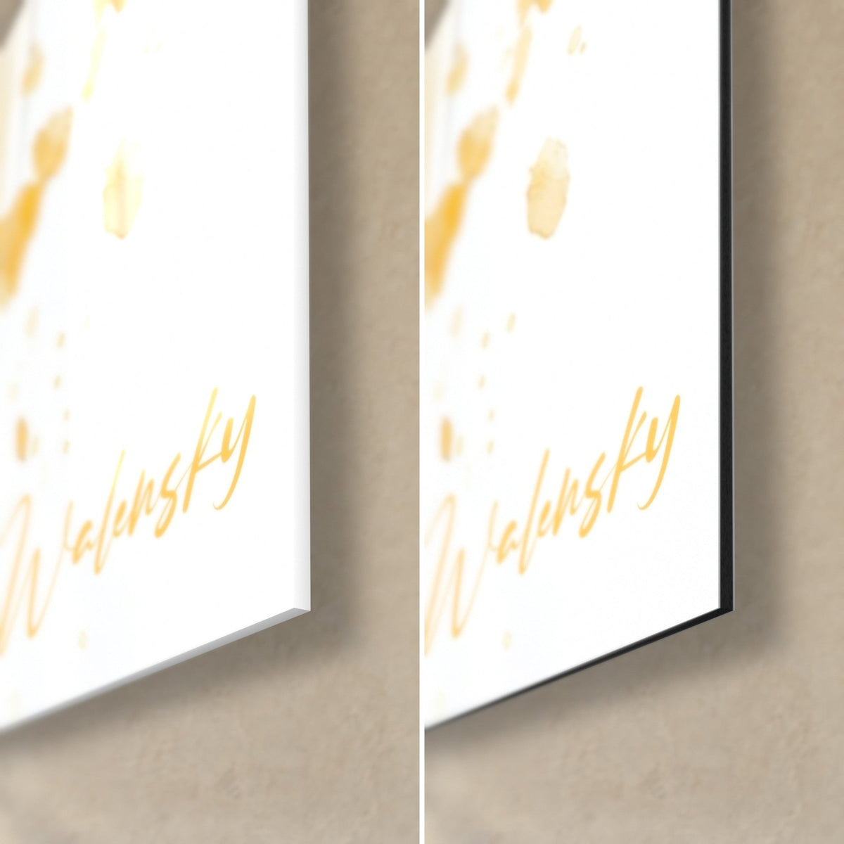 Schilderij van een witte hond in aquarel, rechtsonder in de hoek: glanzend glas links, mat zwart Dibond rechts, gouden handtekening