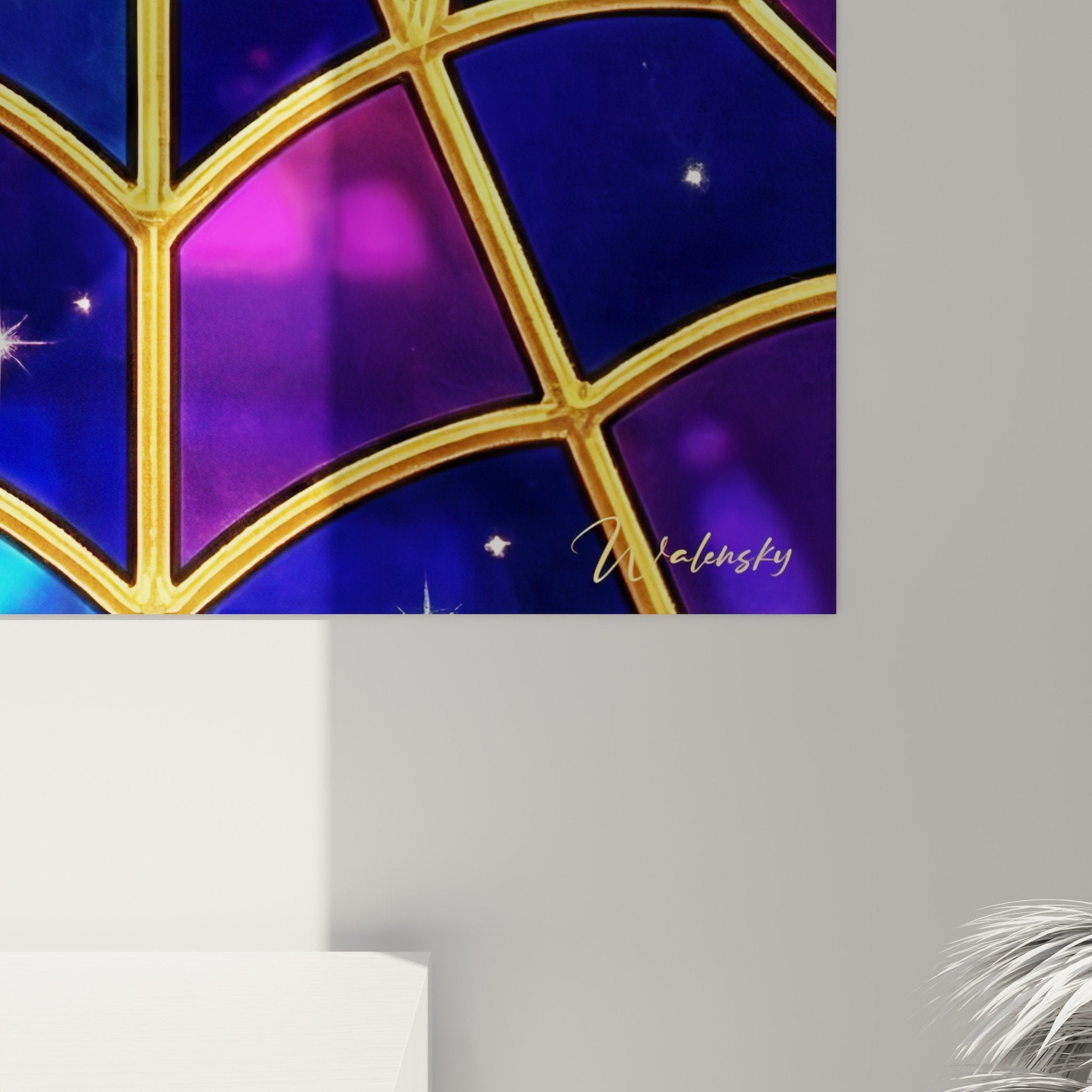 Übersicht kosmische Spinnwebe goldene Leinwand an moderner Wohnzimmerwand luxuriöse Atmosphäre