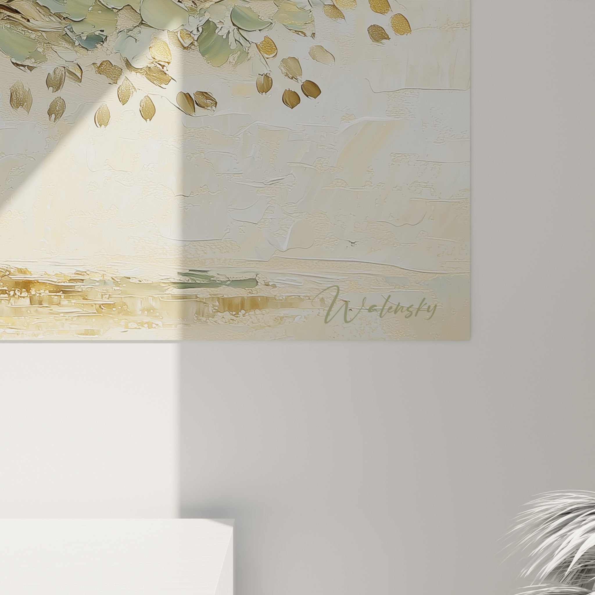 Vue d'ensemble tableau arbre de vie doré dans intérieur contemporain murs clairs