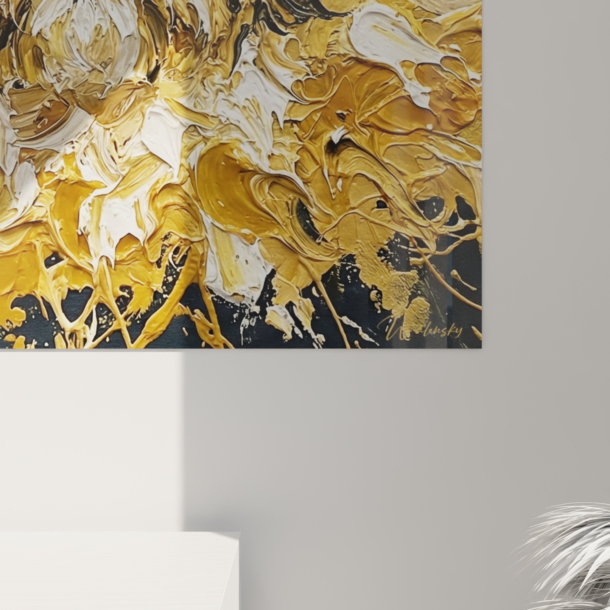 Vista d'insieme quadro arte canina dorata appesa al muro in interno contemporaneo e accogliente