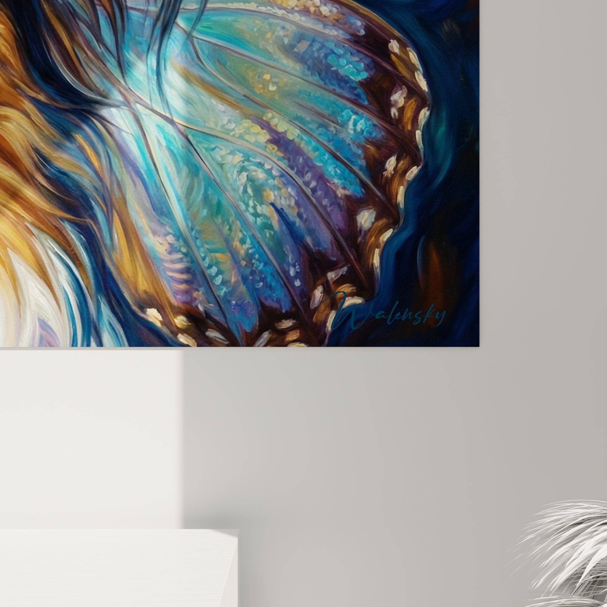 Vue d'ensemble œuvre fantastique chien aux ailes magiques, composition artistique bleue et dorée sur mur salon
