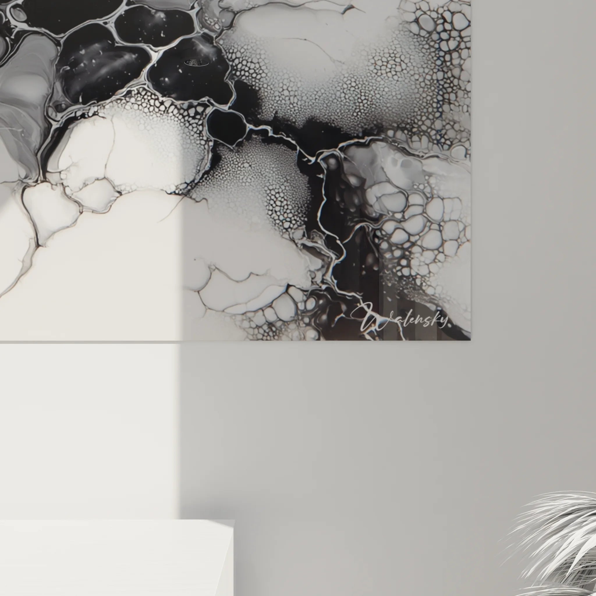 Vue d'ensemble du tableau abstrait monochrome révélant l'harmonie des formes organiques fluides