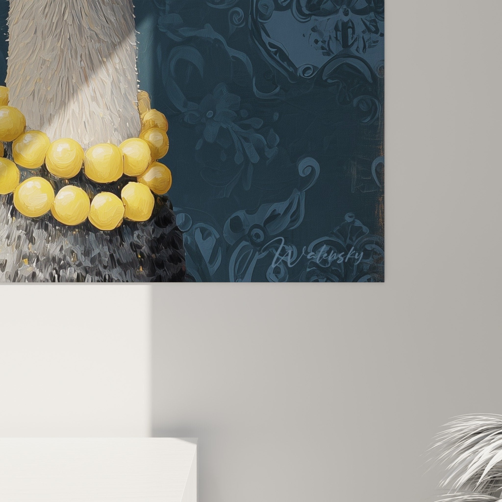 Übersichtliche Ansicht eines majestätischen Strauß-Gemäldes im Barockstil mit ornamentalen Mustern in tiefem Blau