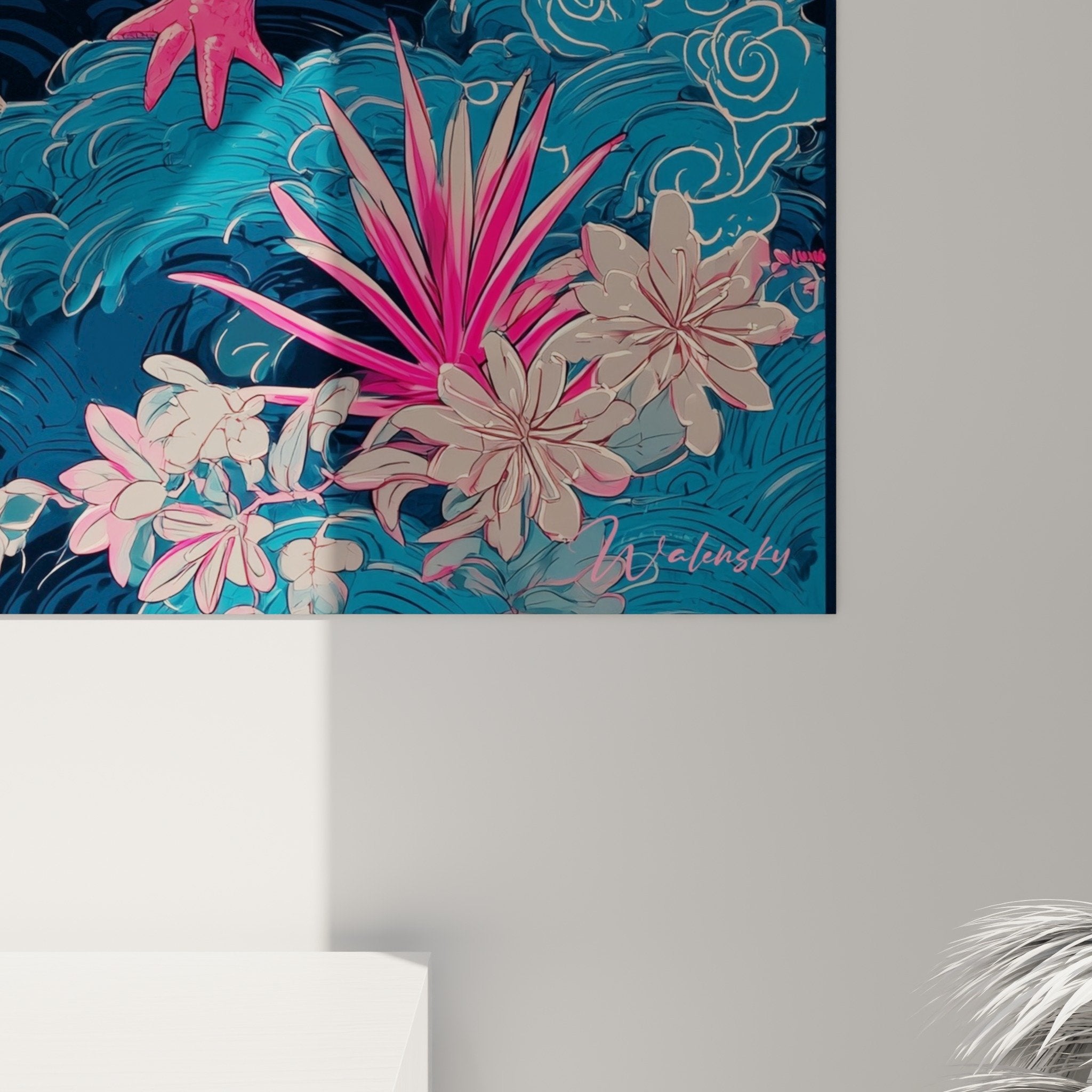 Vue d'ensemble tableau axolotl aquatique rose et bleu dans salon avec éclairage d'ambiance