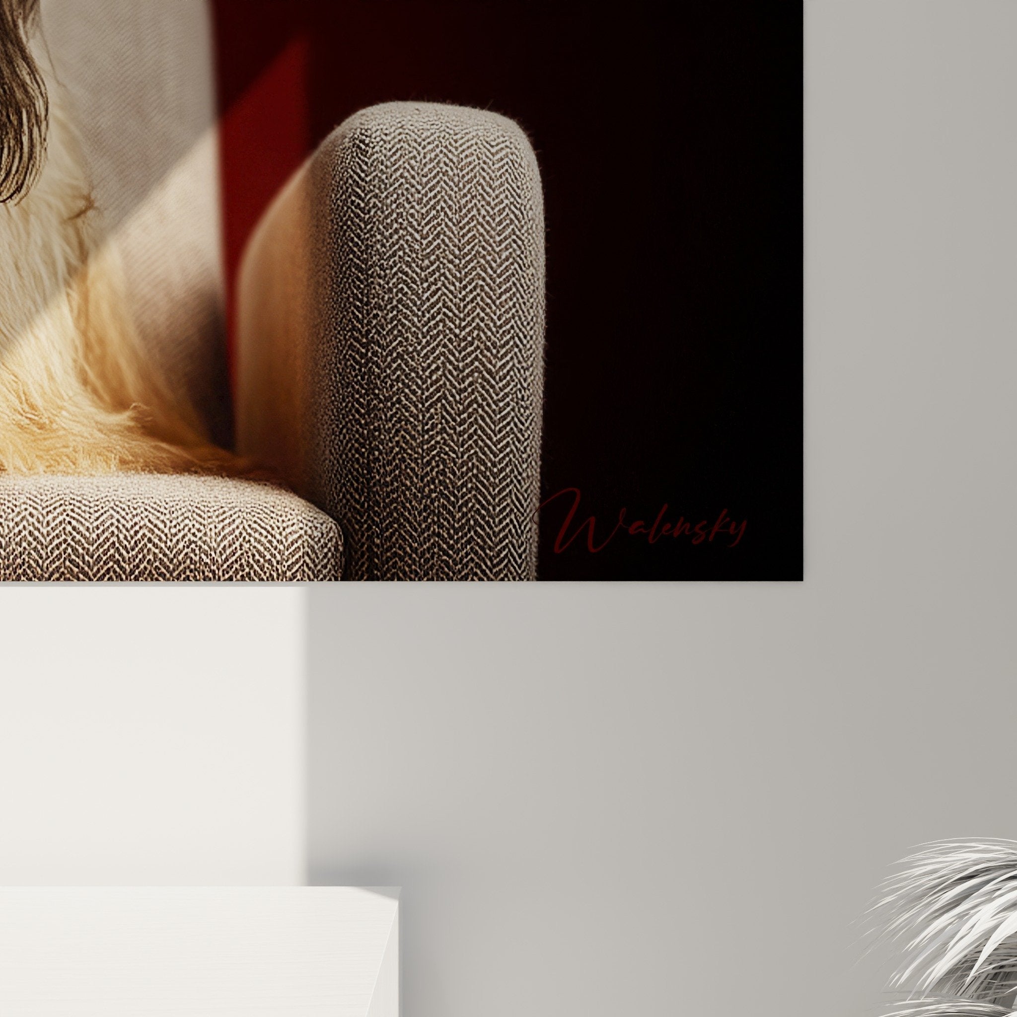 Vue d'ensemble tableau Briard dans salon, chien noble dans fauteuil beige sur fond bordeaux, art mural