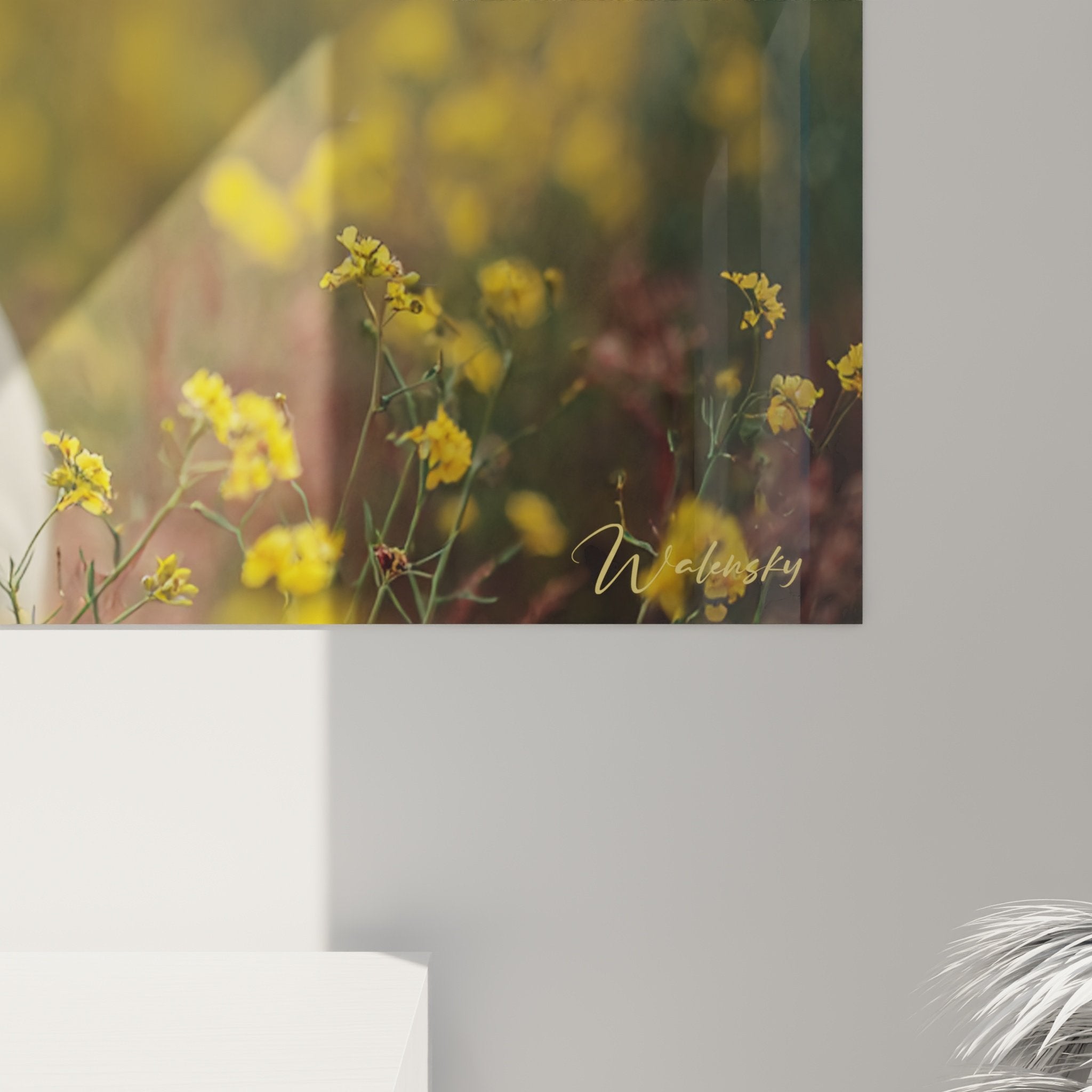Übersichtsansicht Gemälde weißer Bull Terrier in gelben Blumen zeitgenössischer fotografischer Stil