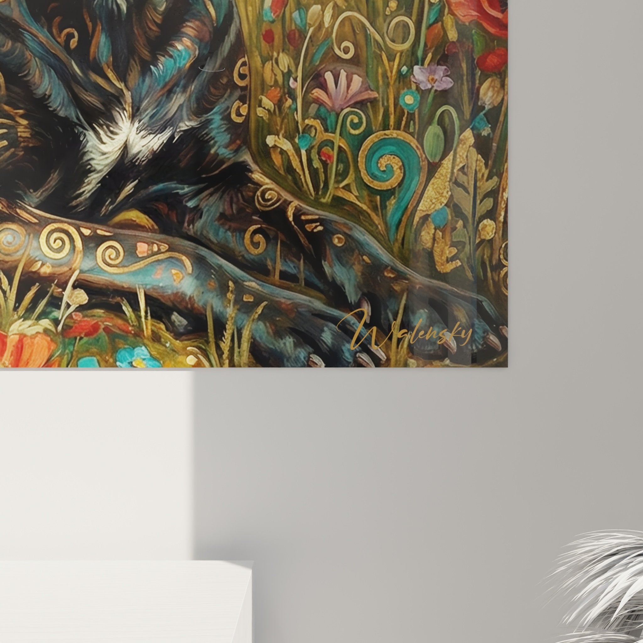 Vue ensemble tableau Cane Corso fleurs rouges fond ambré style tapisserie ancienne dorures précieuses