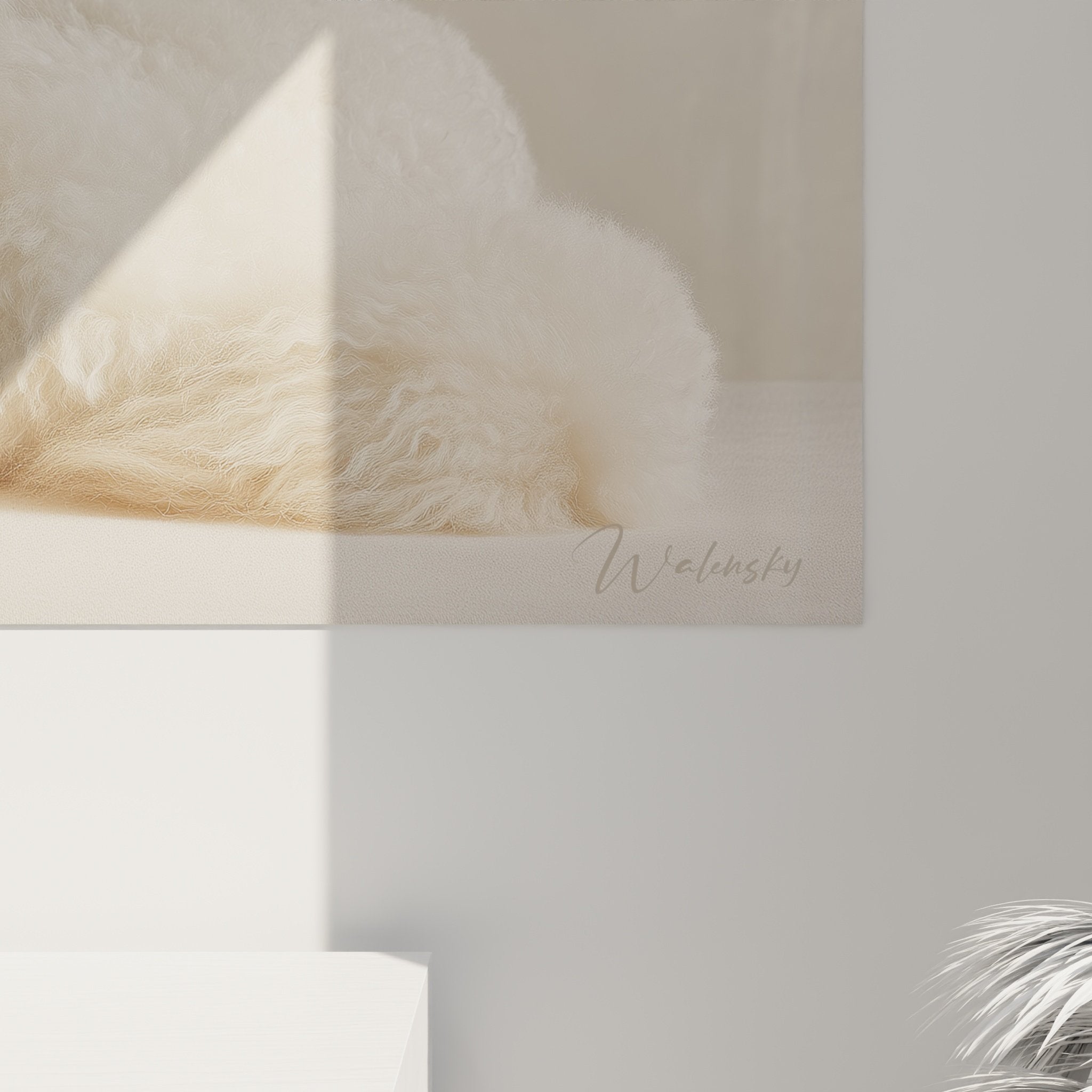 Vue d'ensemble tableau caniche blanc dans intérieur contemporain, harmonie chromatique beige et crème