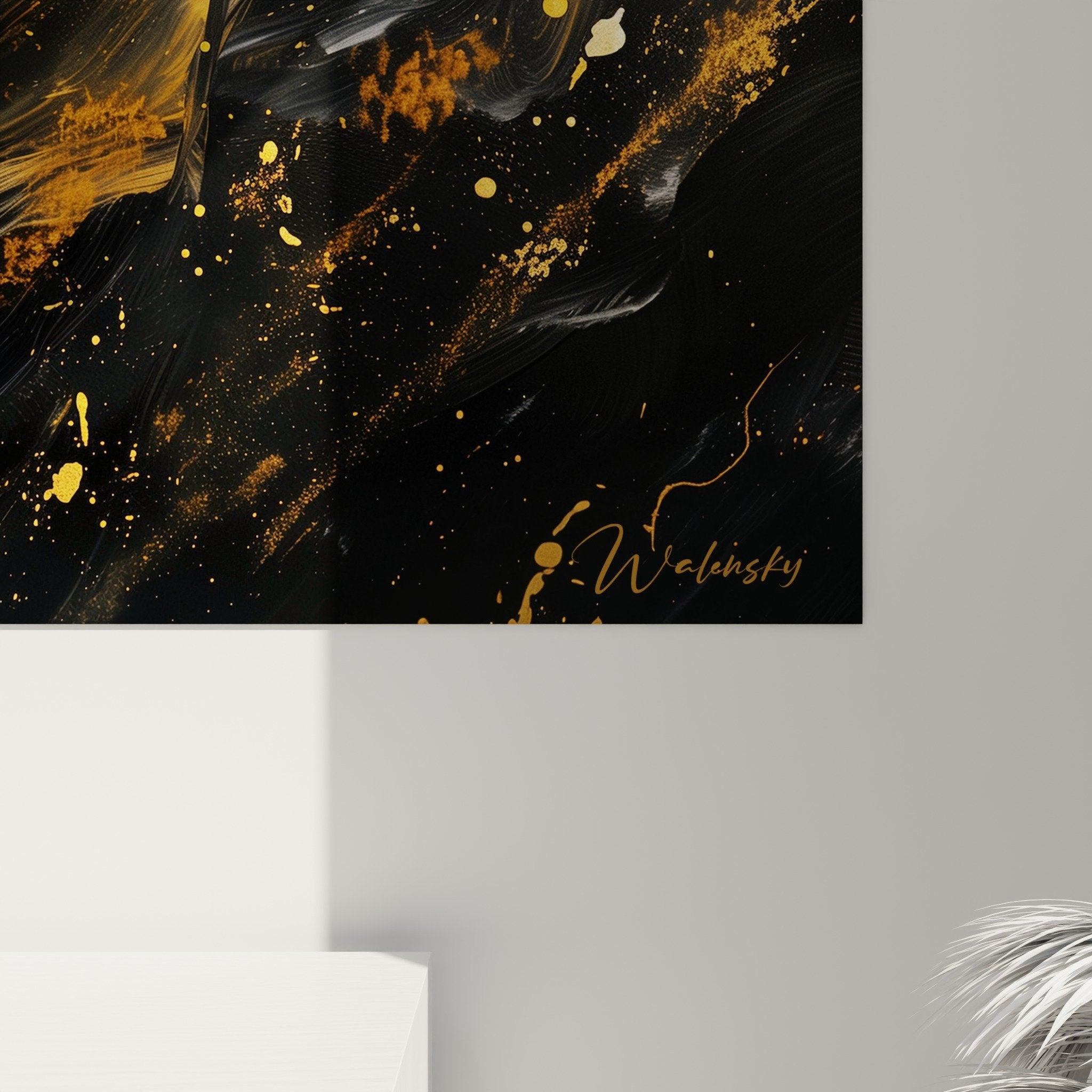 Vue d'ensemble composition abstraite mouvements dorés sur fond noir dans intérieur contemporain