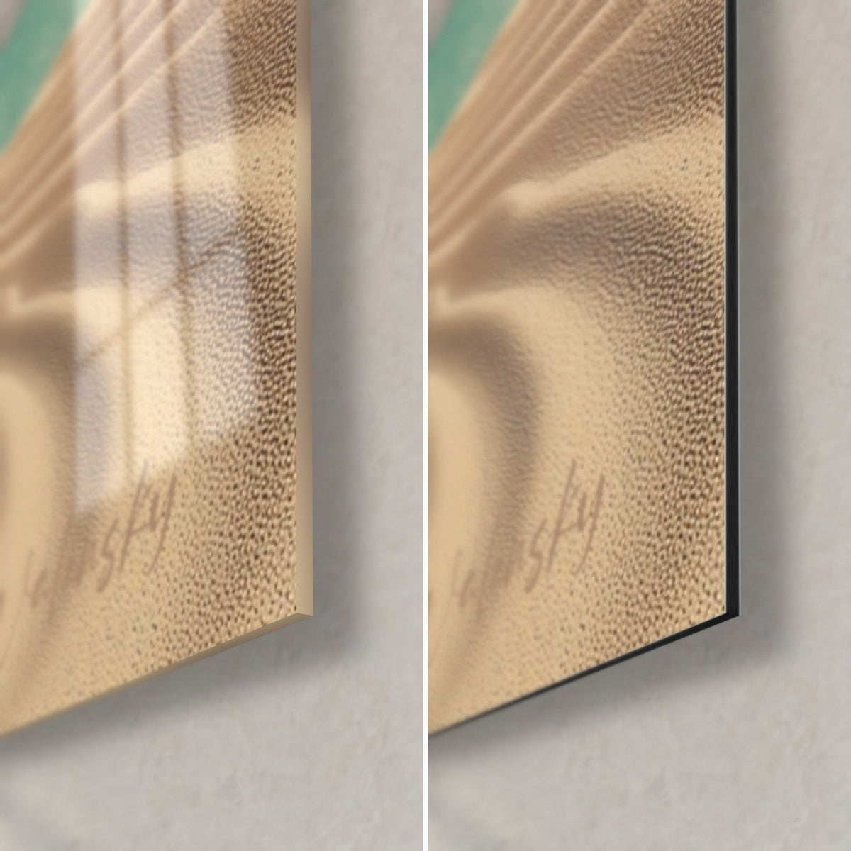 Gemälde mit Zen-Kieseln auf goldenem Sand, untere rechte Ecke: glänzendes Glas mit Reflexen links, mattes beiges Dibond rechts, 3 mm Kante