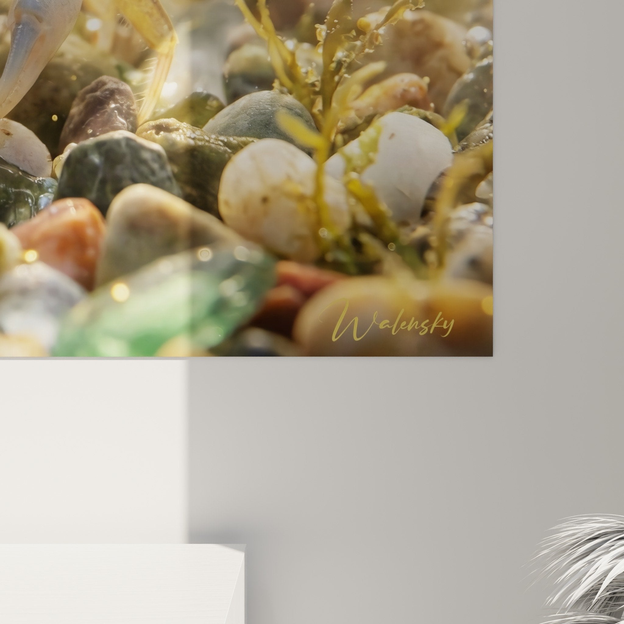 Gesamtansicht Krabbe Gemälde goldenes Licht - dekoratives Meereswerk in zeitgenössischem Interieur