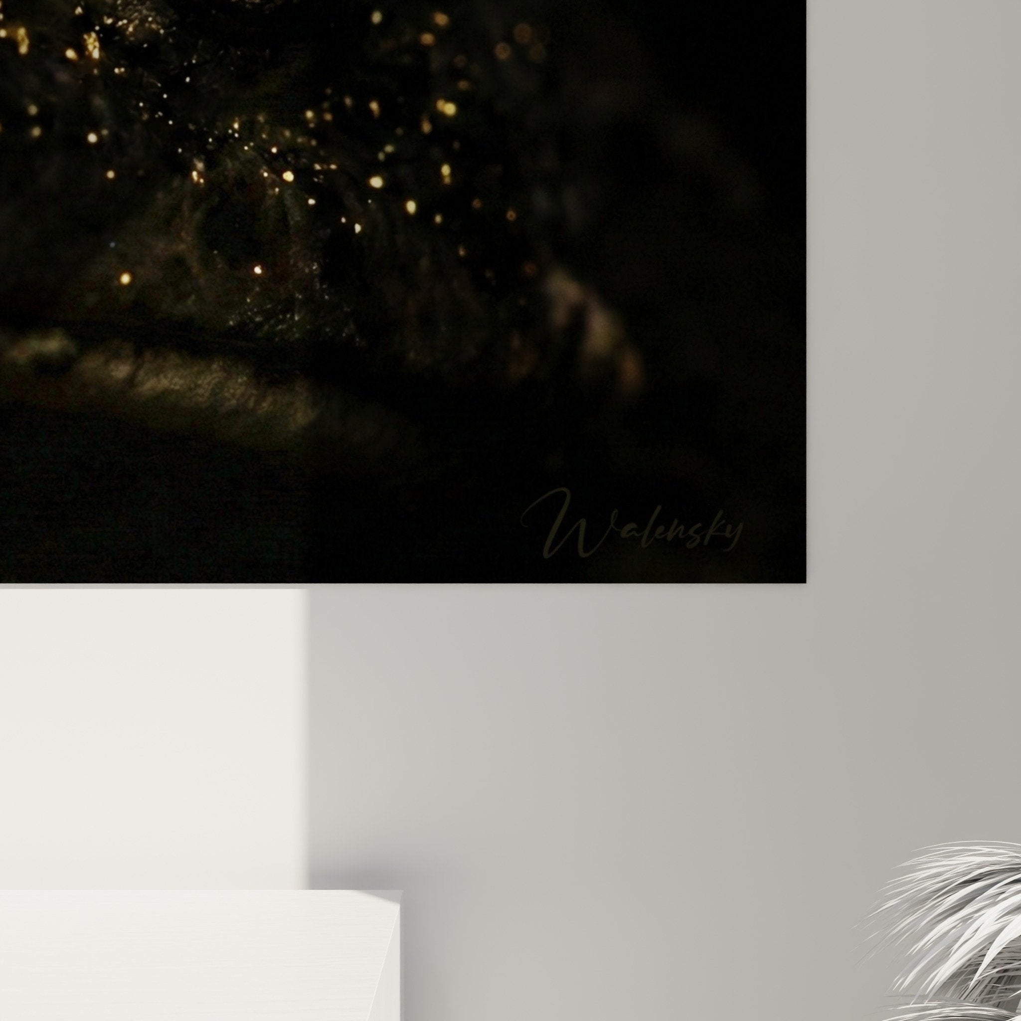 Übersichtsansicht des goldenen Frosch-Gemäldes in modernem Wohnzimmer mit gedimmter Umgebungsbeleuchtung