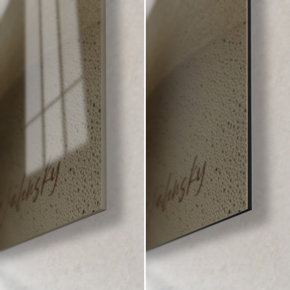 Quadro con ondulazioni scolpite beige e crema, angolo in basso a destra: vetro acrilico lucido che riflette la finestra, Dibond opaco, bordo sottile