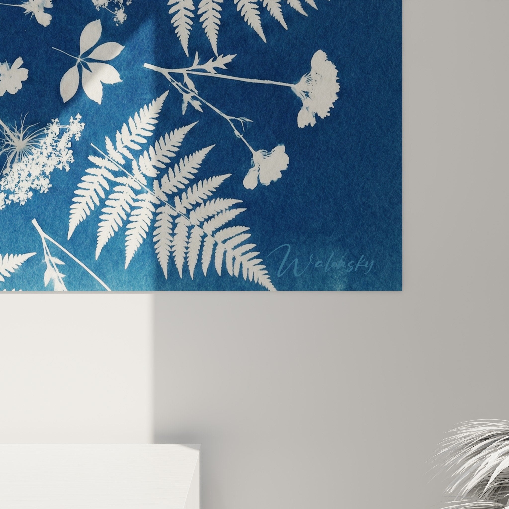 Vue d'ensemble tableau mandala floral bleu et blanc dans intérieur contemporain épuré