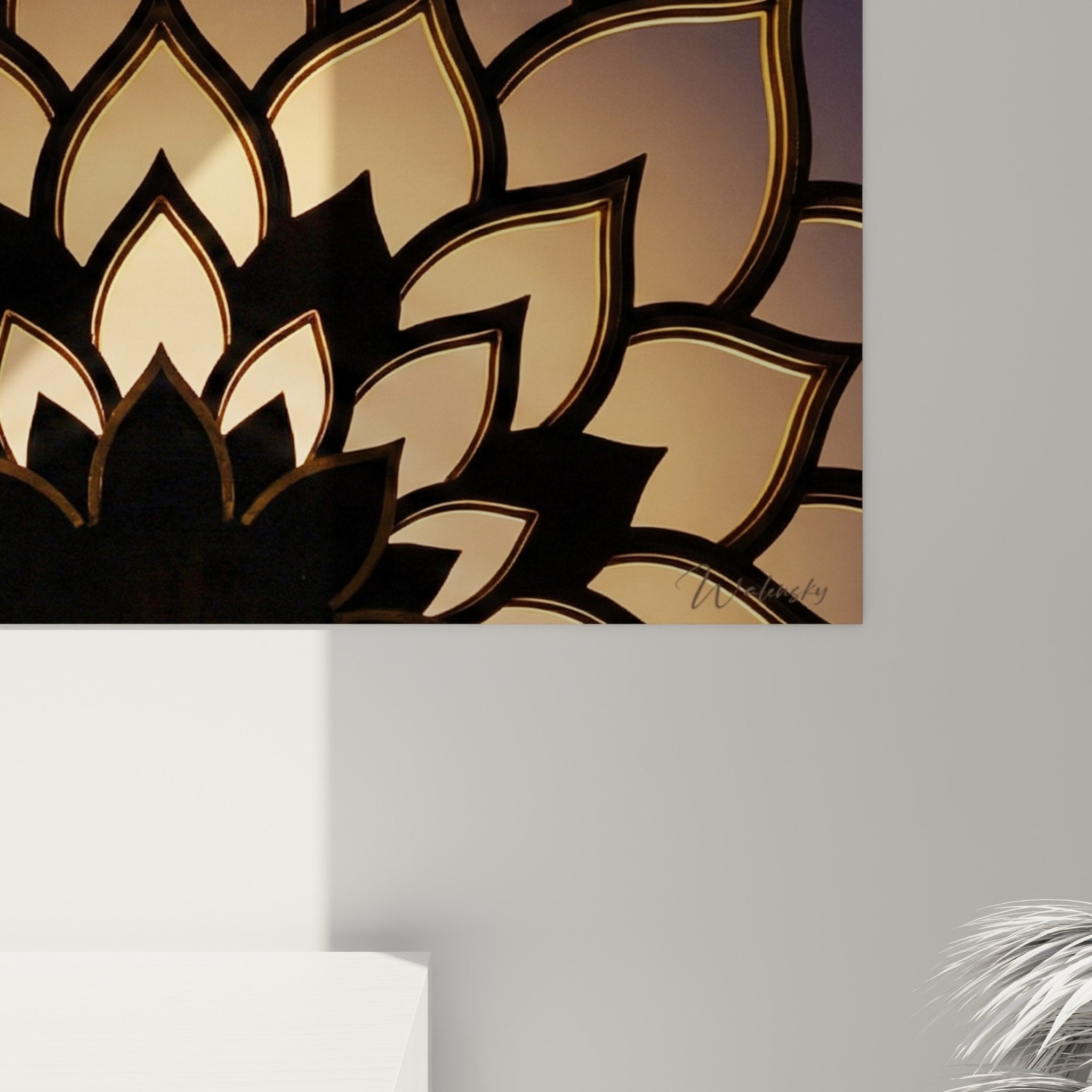 Vue d'ensemble tableau mandala fleur lotus dorée illuminée sous ciel étoilé bleu profond ambiance mystique