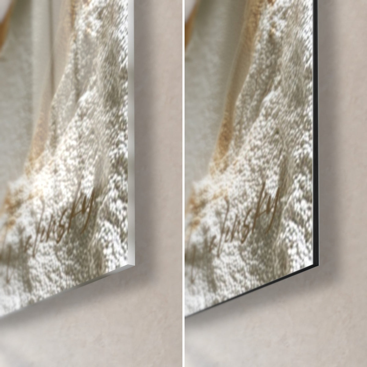 Cuadro con textura crema erosionada, esquina inferior derecha: acrílico brillante con reflejos, aluminio Dibond negro mate, borde fino de 3 mm