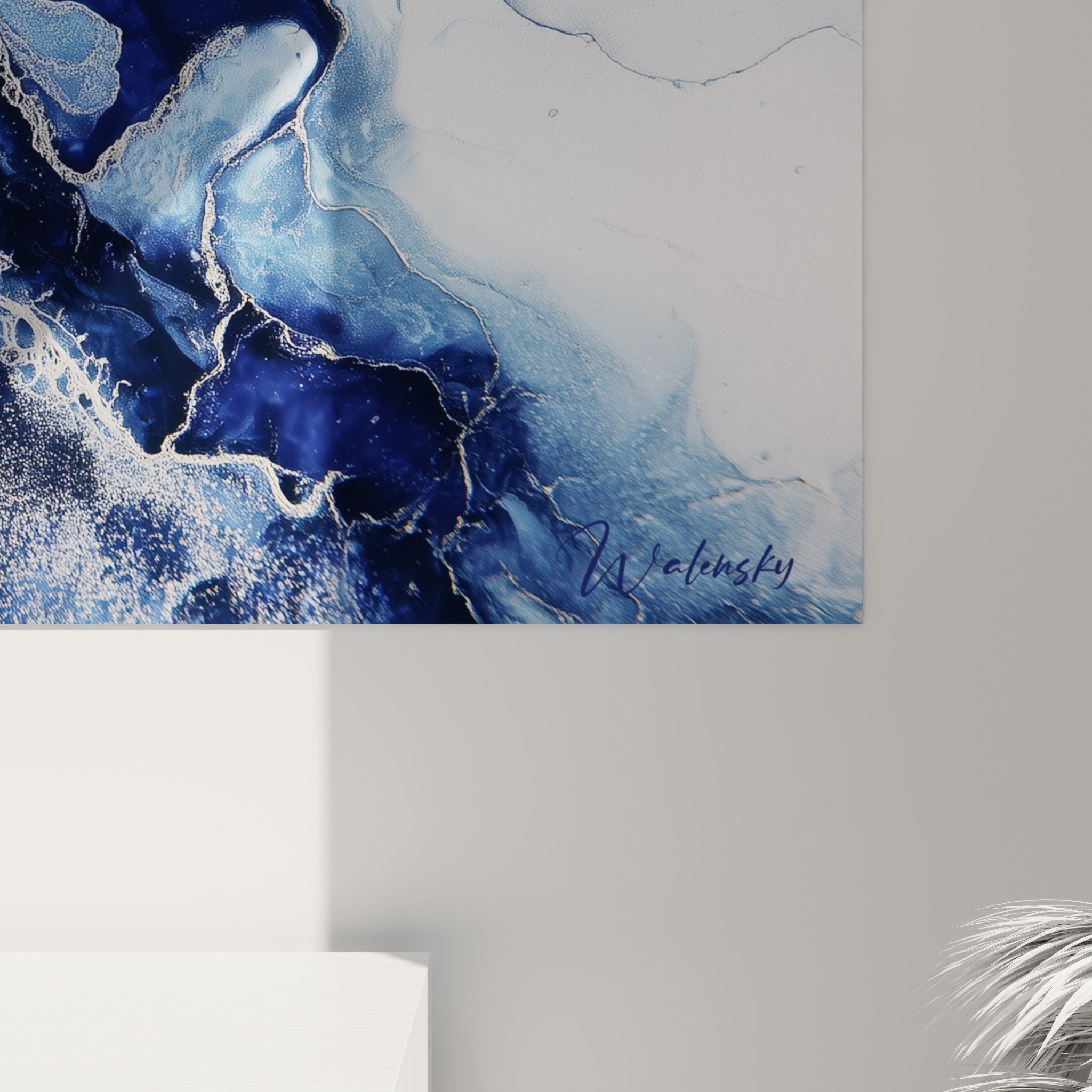 Vue d'ensemble tableau marbre abstrait bleu océan dans intérieur moderne aux murs blancs