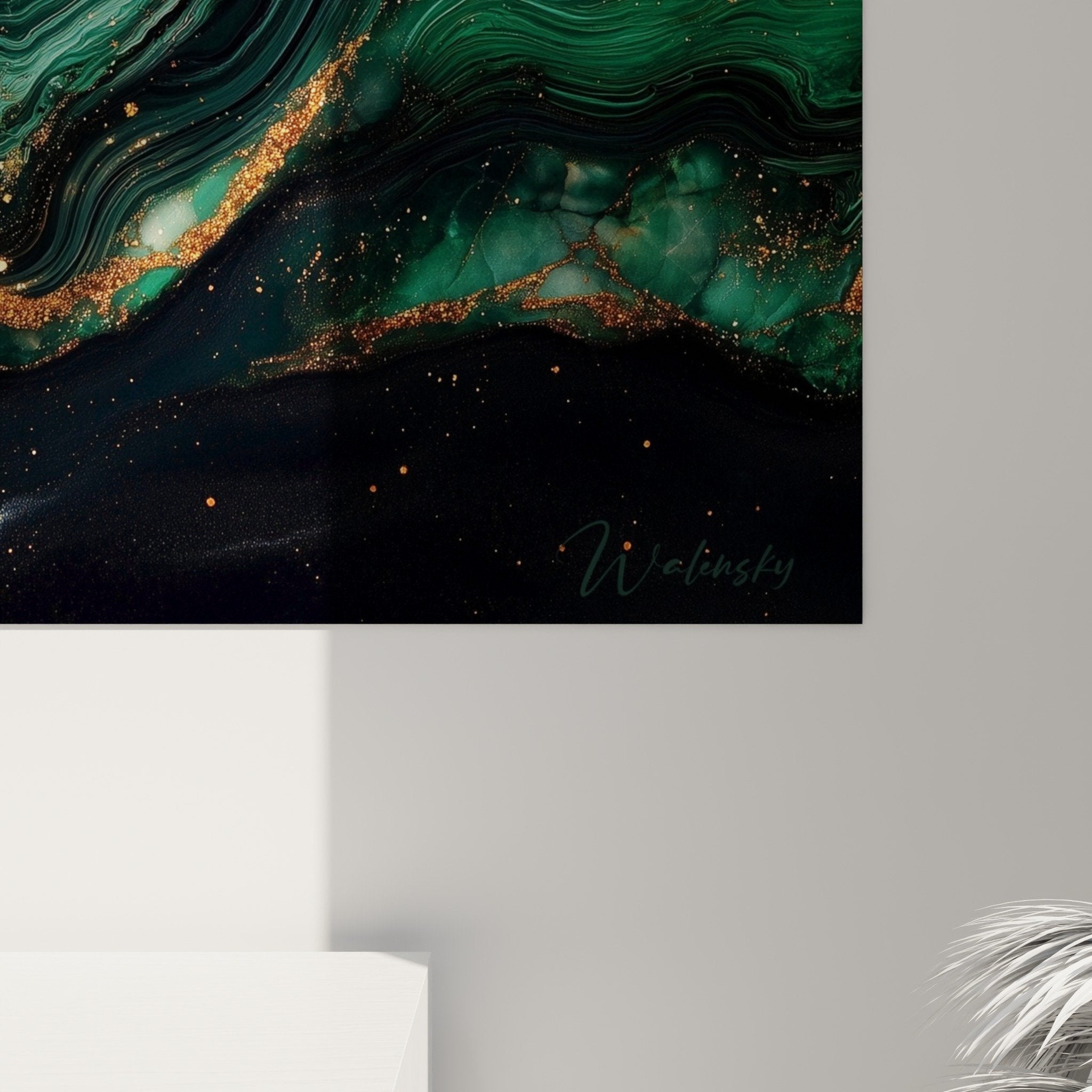 Vue d'ensemble tableau marbre abstrait émeraude et or dans intérieur moderne avec reflets lumineux naturels