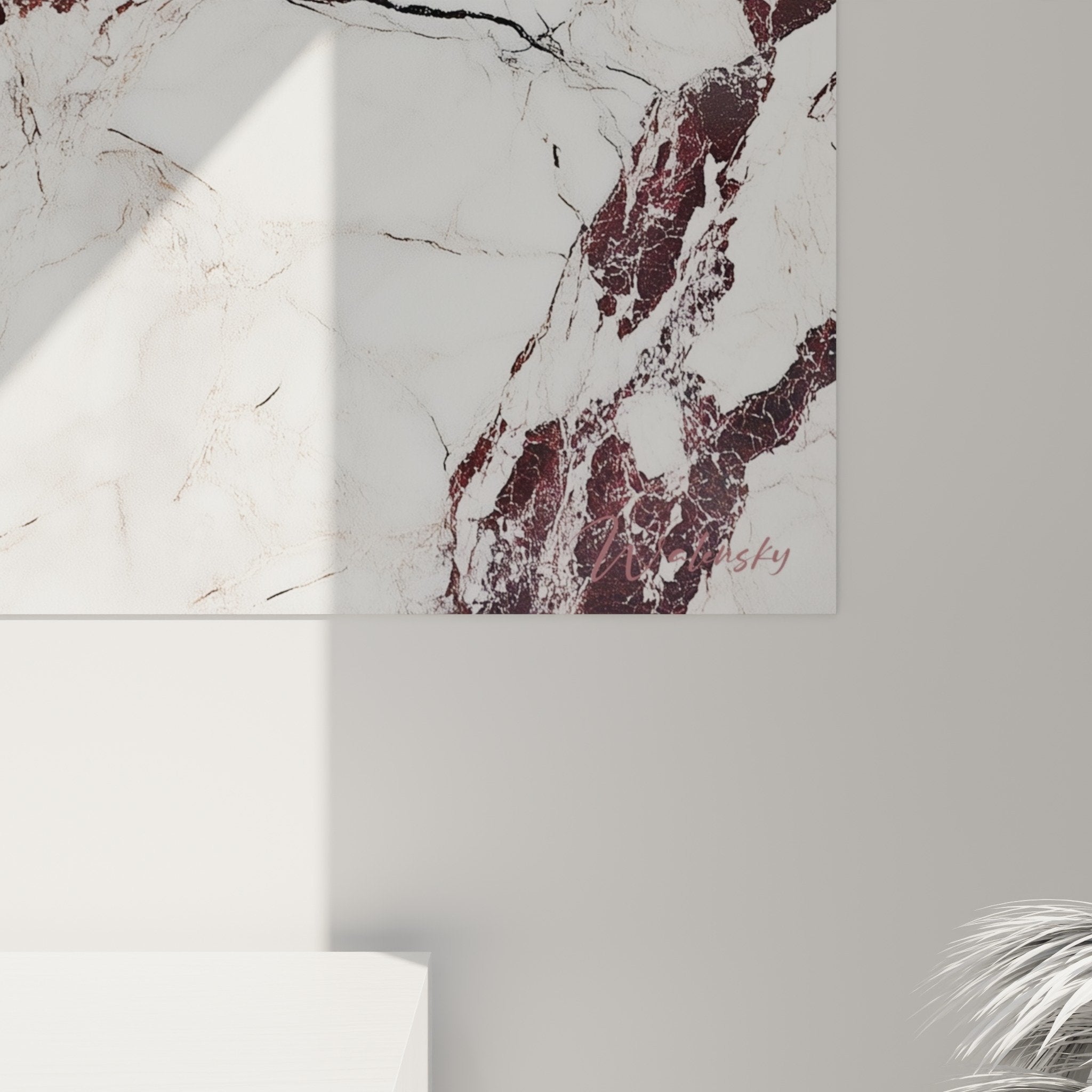 Vue d'ensemble tableau marbre abstrait blanc bordeaux dans intérieur contemporain élégant