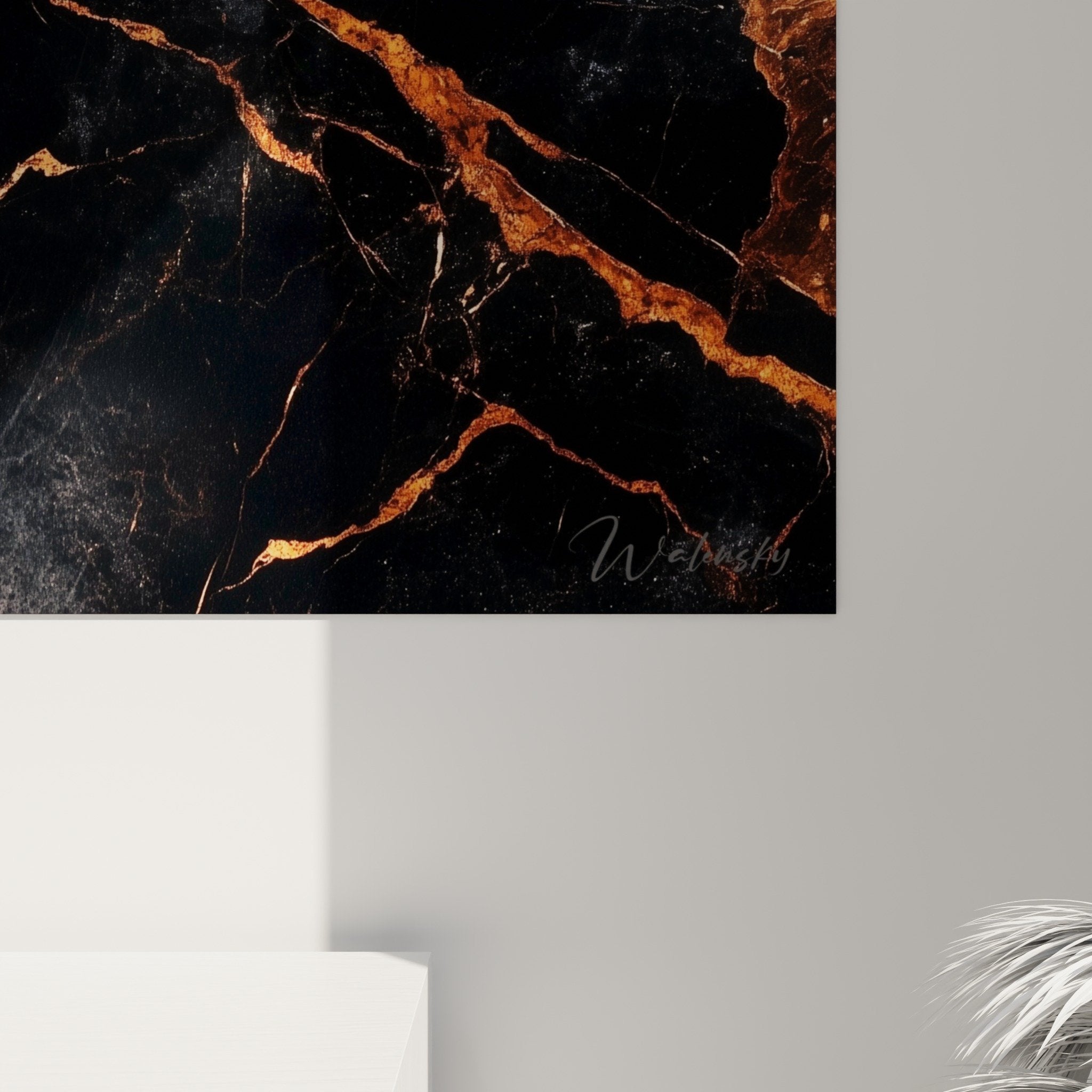 Vue d'ensemble tableau marbre abstrait noir doré orange dans intérieur contemporain sophistiqué