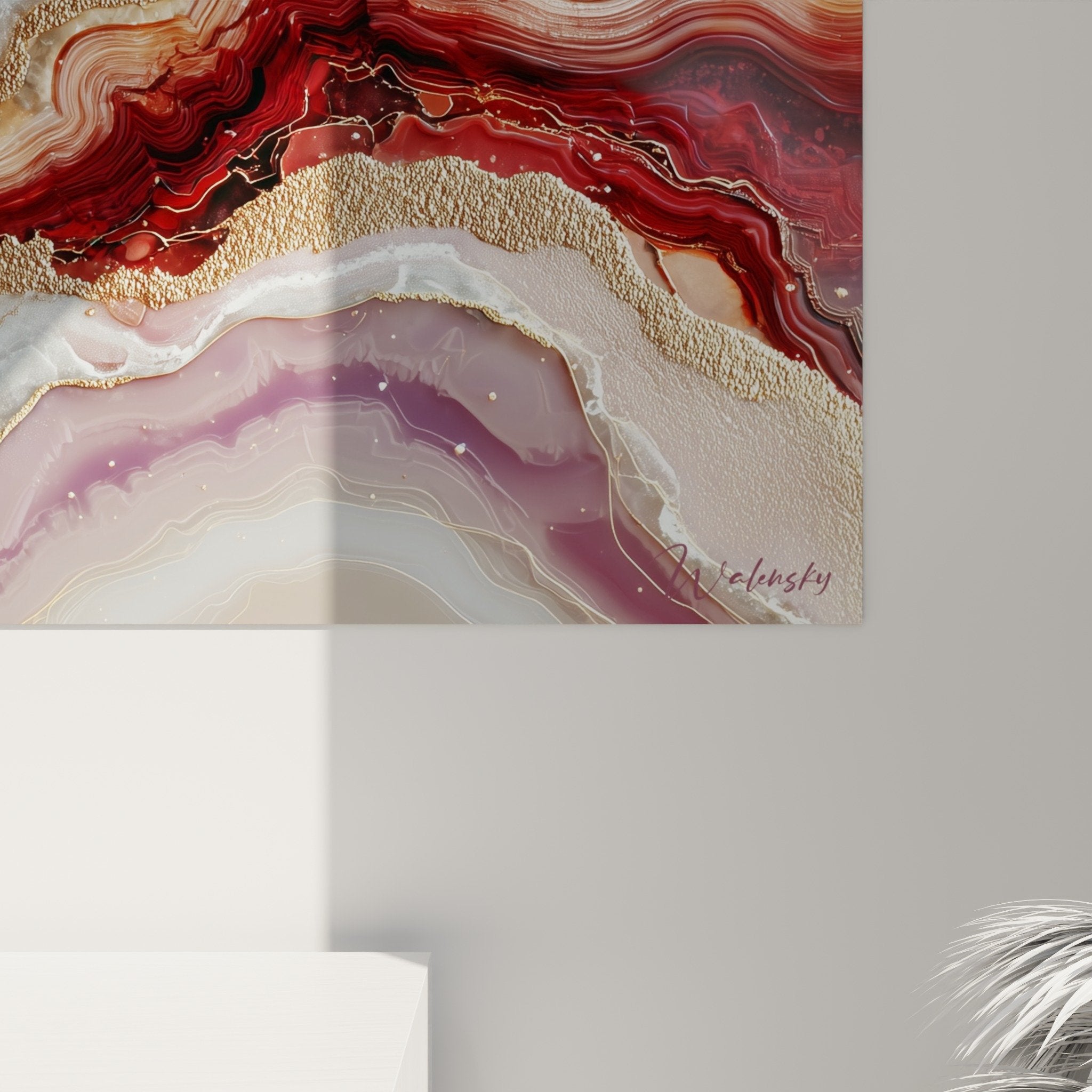 Vue d'ensemble tableau marbre abstrait panoramique avec formations minérales rouges violettes et inclusions dorées