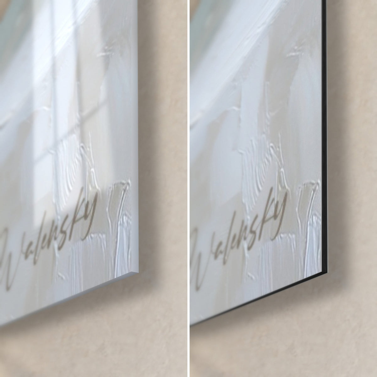 Cuadro juego de té marfil sobre mantel blanco texturizado, esquina inferior derecha en vidrio brillante y Dibond negro mate, grosor 3 mm