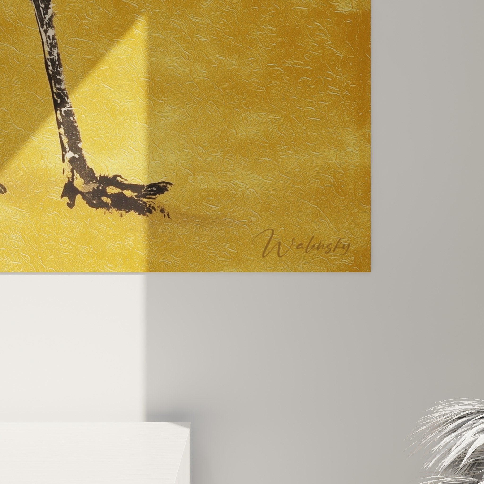 Vue d'ensemble tableau autruche fond doré, œuvre décorative pour intérieur raffiné