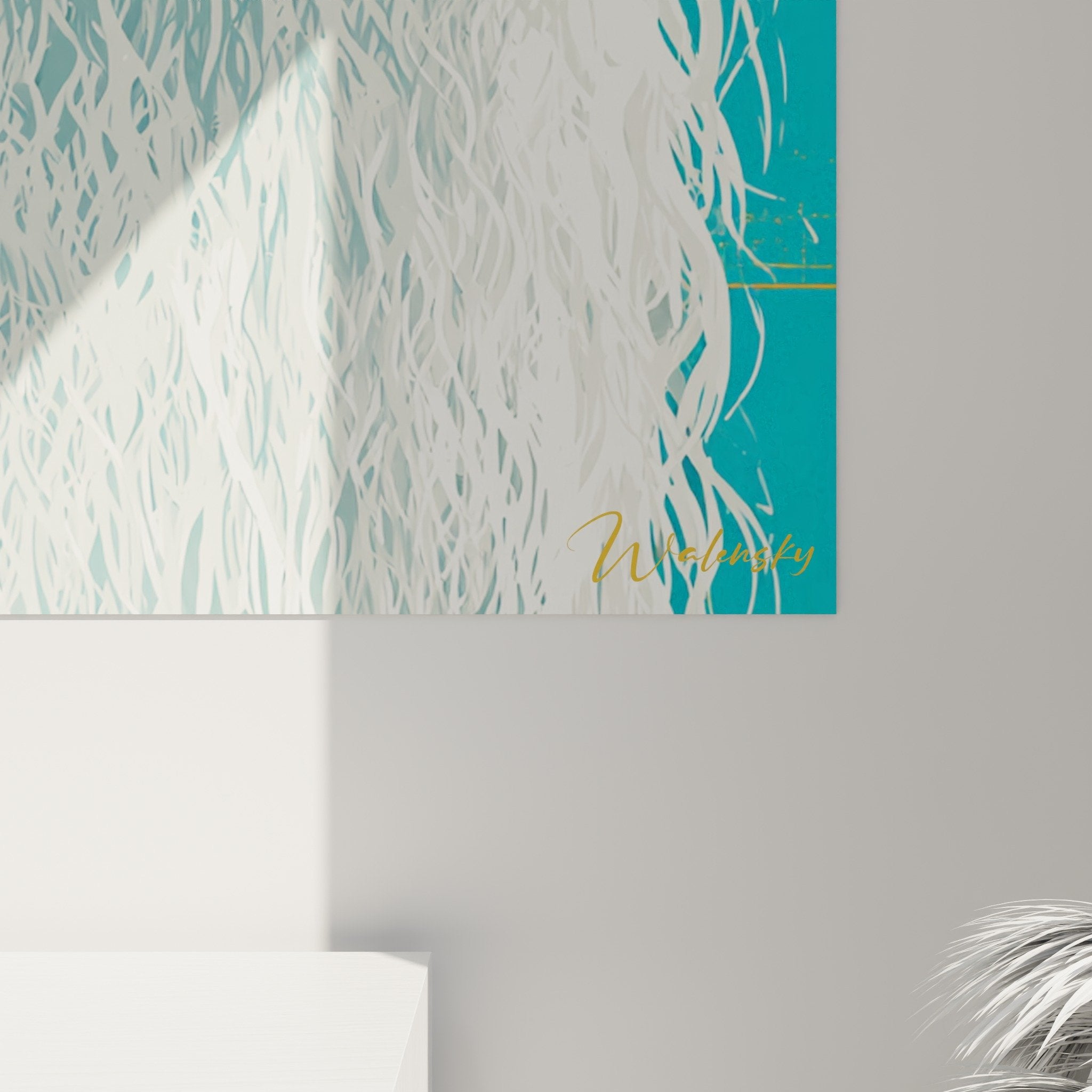 Vue d'ensemble œuvre Komondor blanc fond turquoise style street art dans intérieur moderne