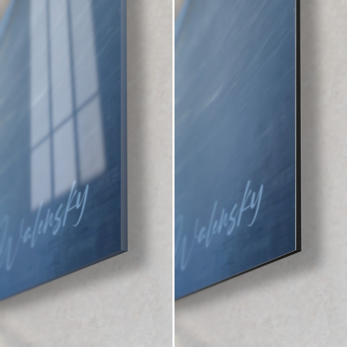 Tableau onde cosmique, coin bas droit : verre acrylique brillant bleu cobalt à gauche, Dibond mat à droite, signature argentée, tranche fine