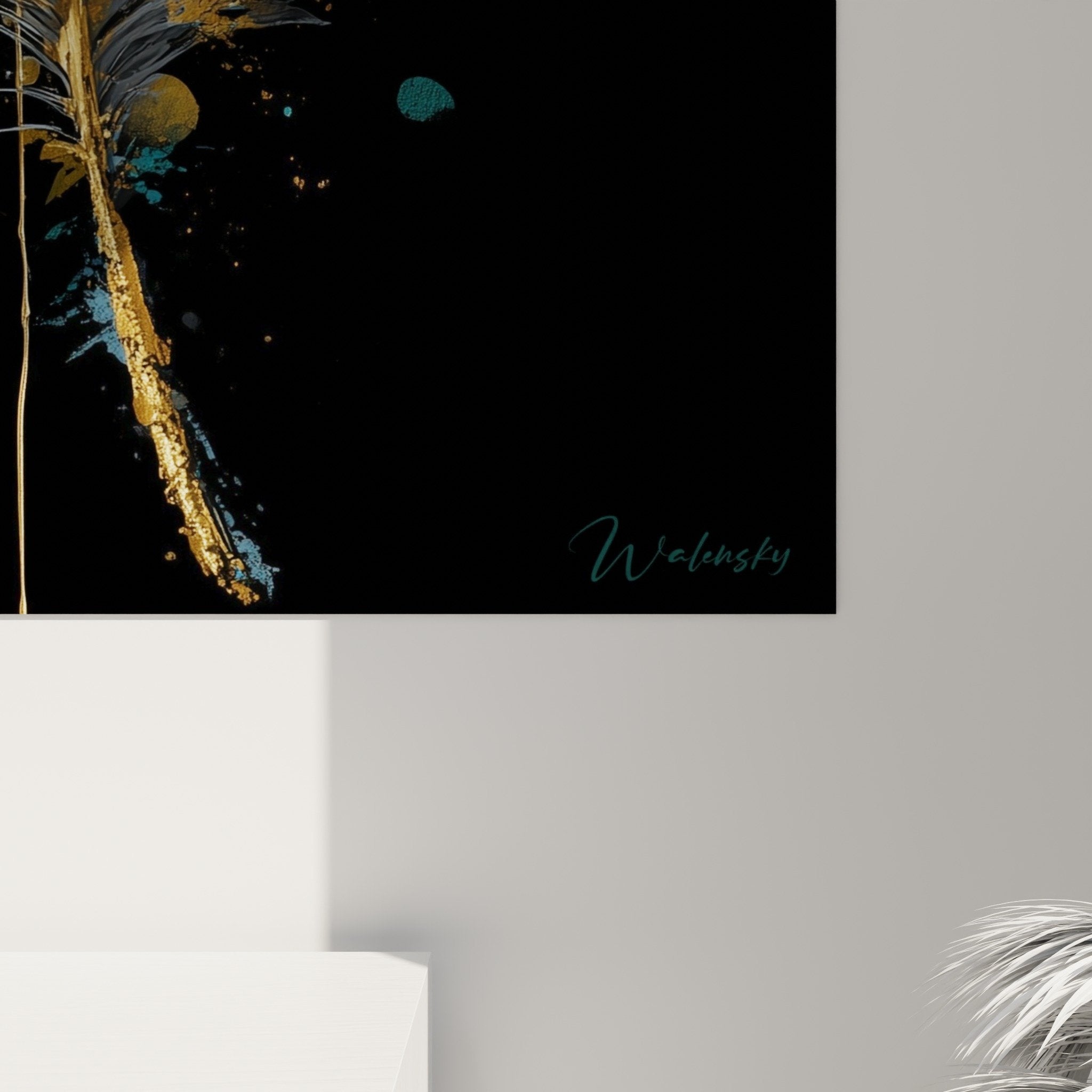 Vue ensemble tableau plume turquoise doree fond noir etoile decoration interieur
