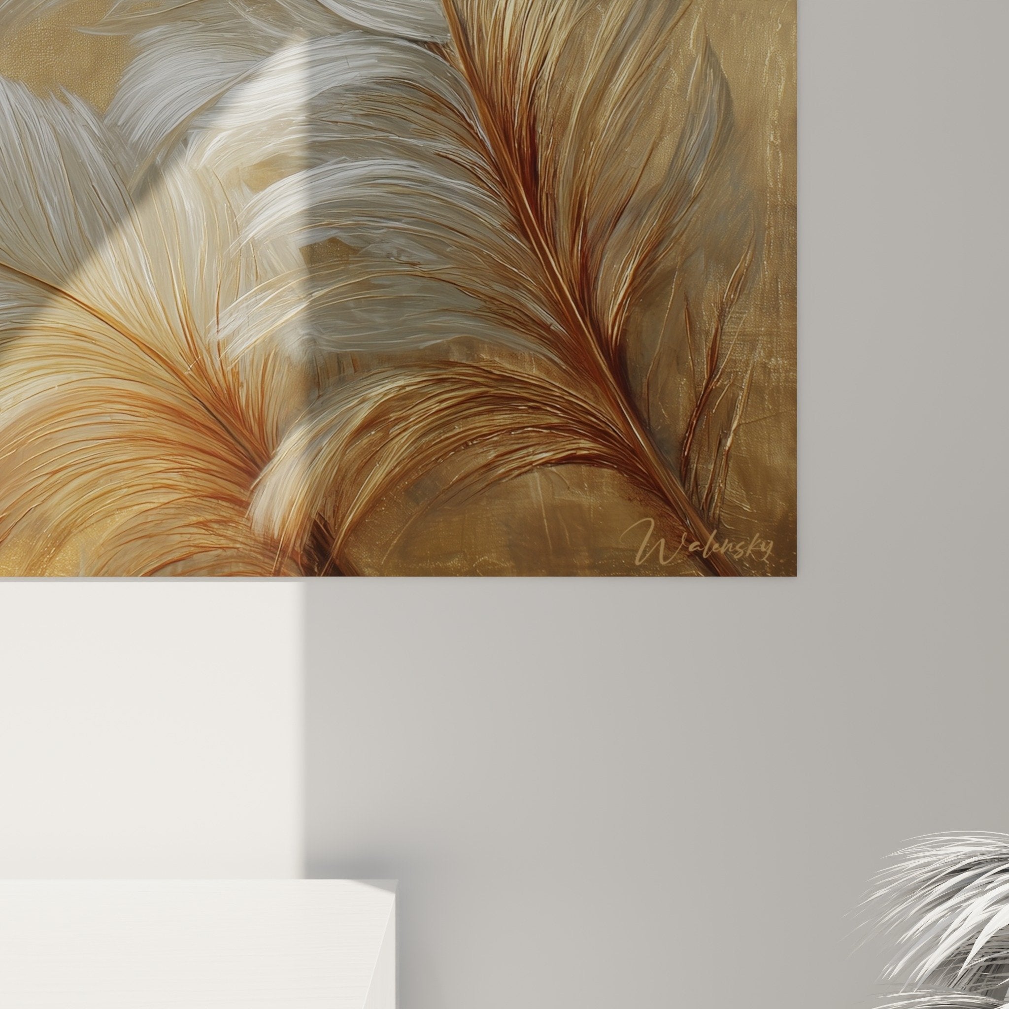 Vue d'ensemble tableau plumes dorées argentées, composition artistique sur fond ambré et signature d'artiste