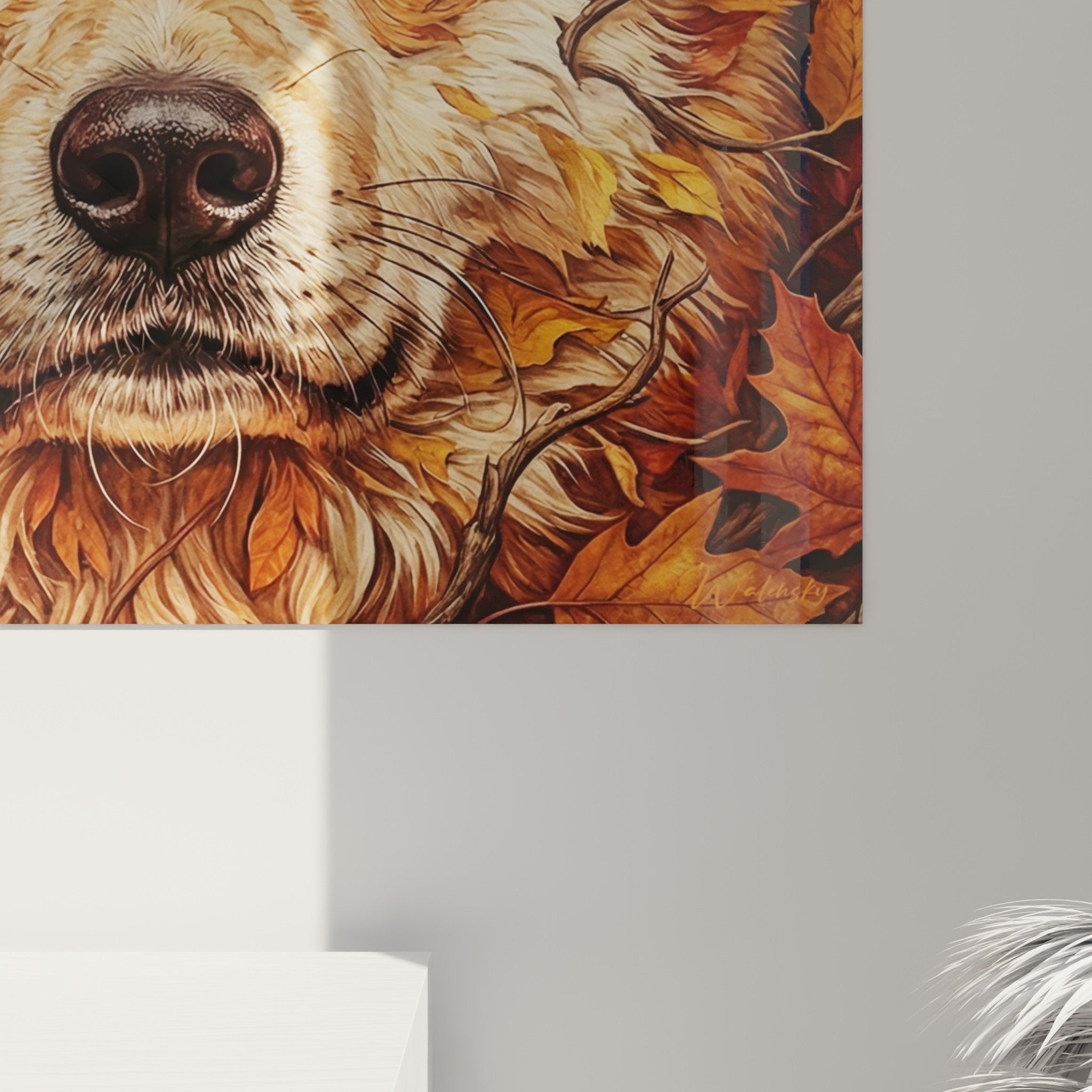 Vista d'insieme del quadro ritratto Akita Inu nella vegetazione autunnale con tonalità rossastre e dorate