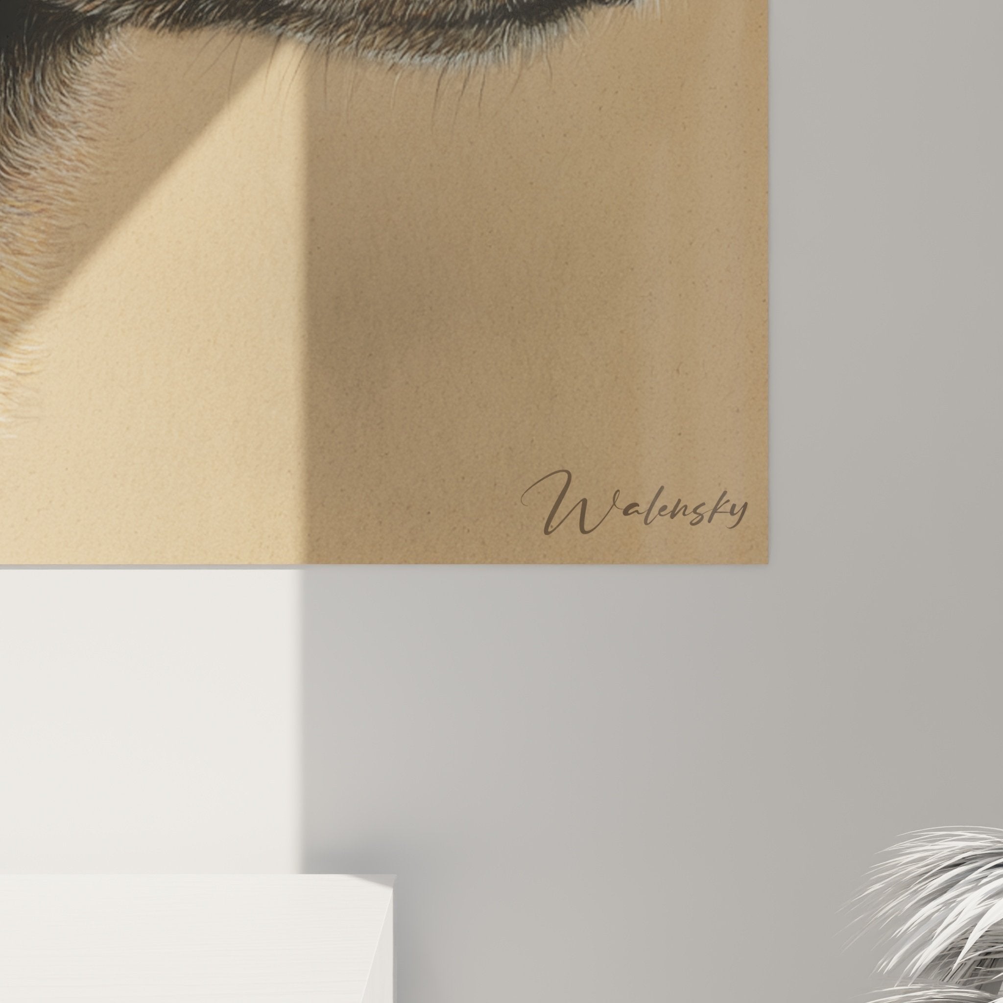 Vue d'ensemble tableau portrait Berger Belge Malinois tons chauds sur mur blanc salon moderne