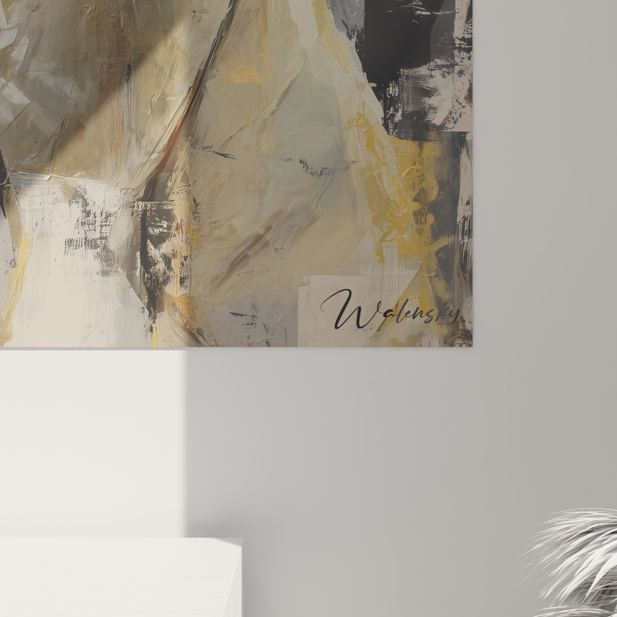 Vue d'ensemble du portrait canin dans un intérieur contemporain, harmonies de tons chauds