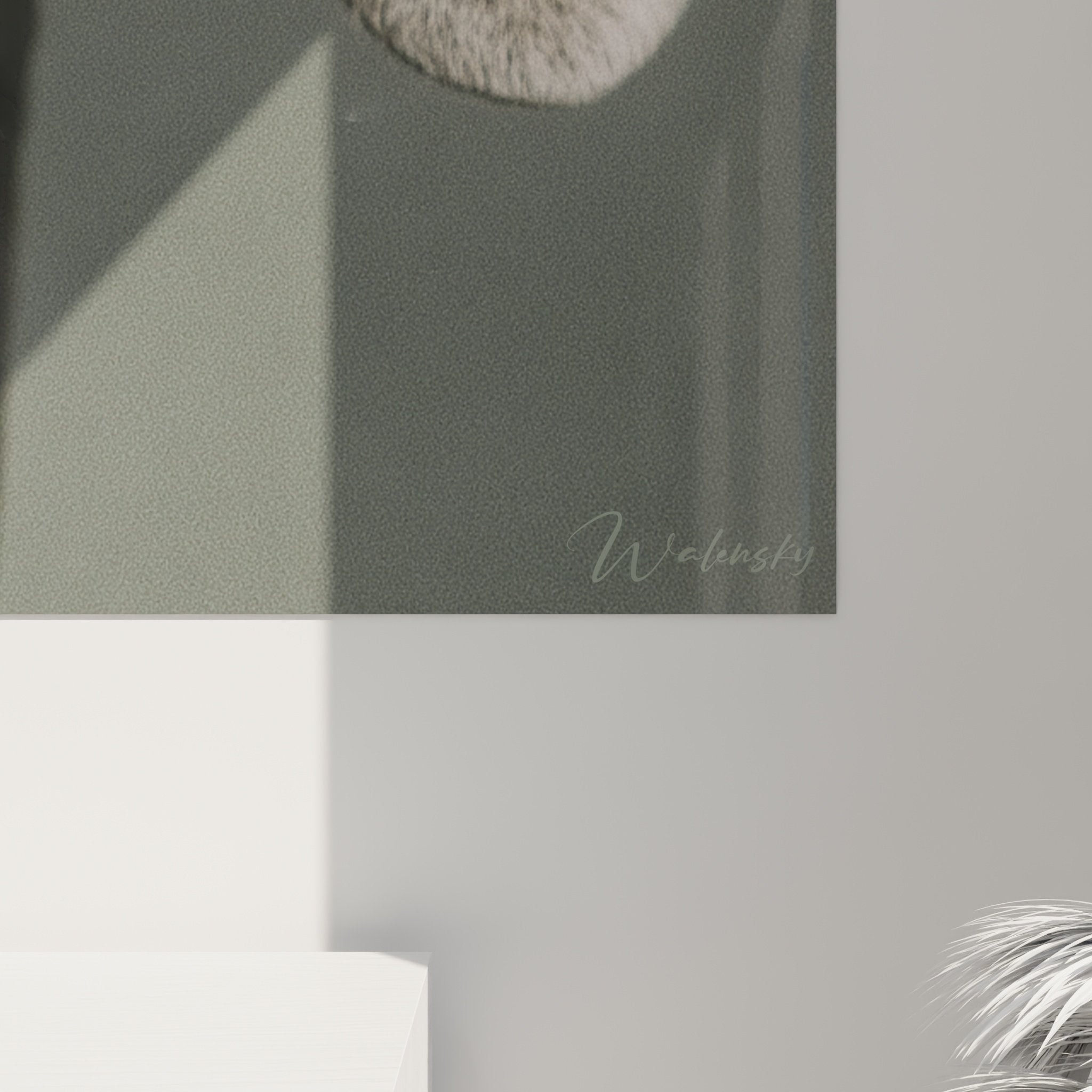 Vue d'ensemble du tableau portrait Weimaraner dans intérieur contemporain épuré