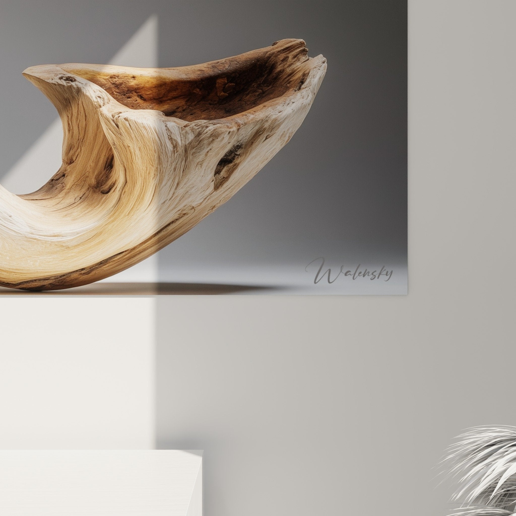 Vue densemble sculpture bois murale formes courbes naturelles sur fond neutre avec jeux ombres et lumieres