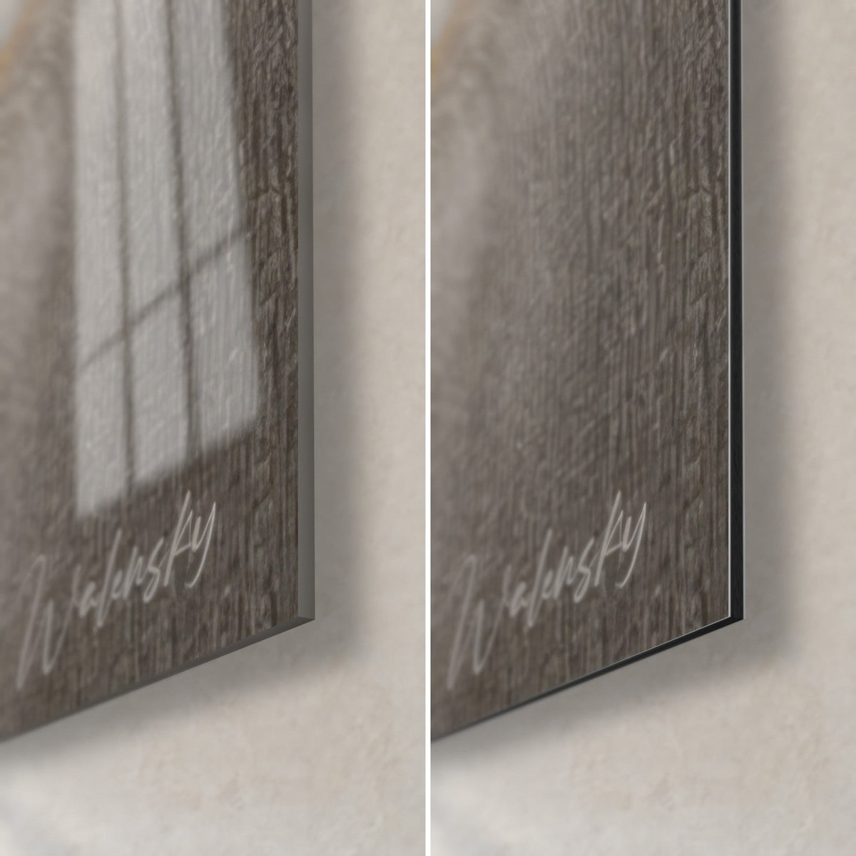 Gemälde eines faltigen Shar-Pei-Welpen in Honig- und Grautönen, untere rechte Ecke: glänzendes Acrylglas mit Spiegelung des Fensters, mattes Dibond, 3 mm Kante