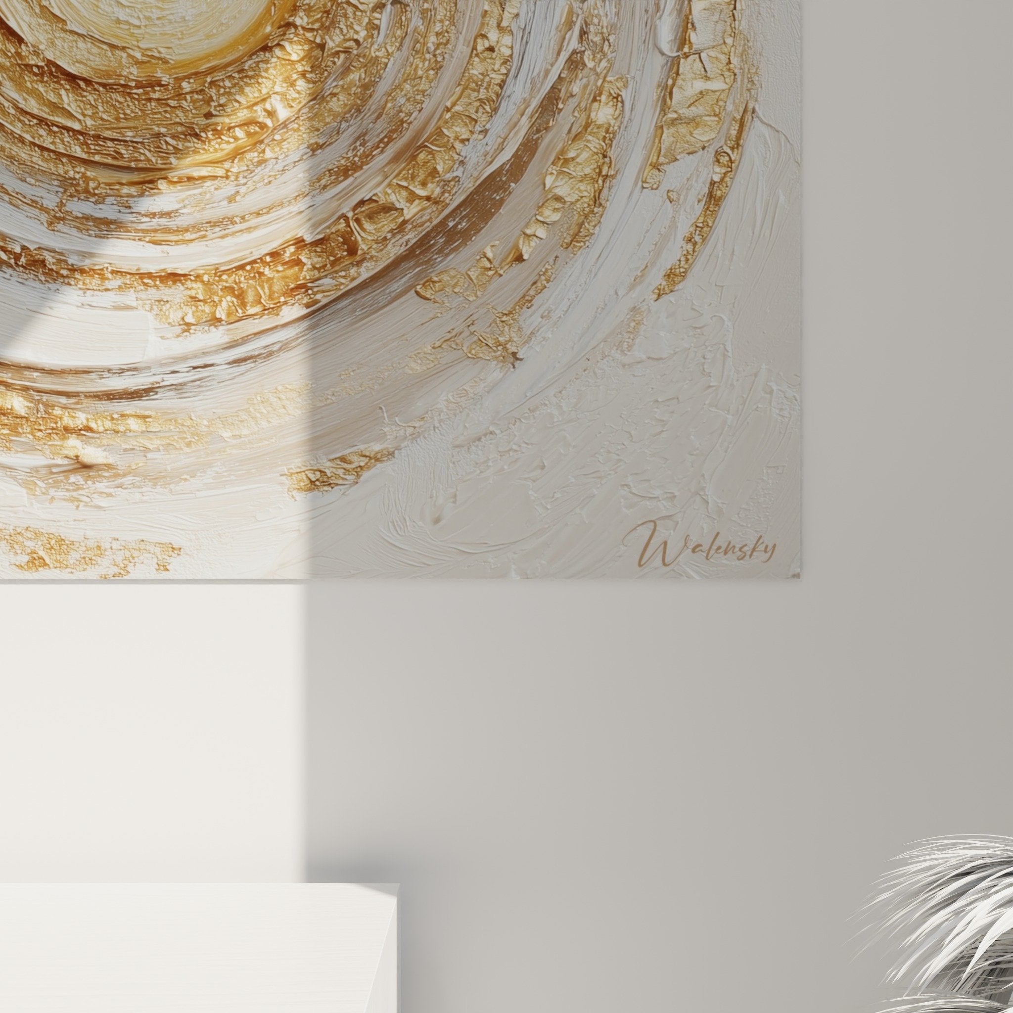 Vue d'ensemble tableau spirale dorée dans intérieur contemporain, décoration harmonieuse beige