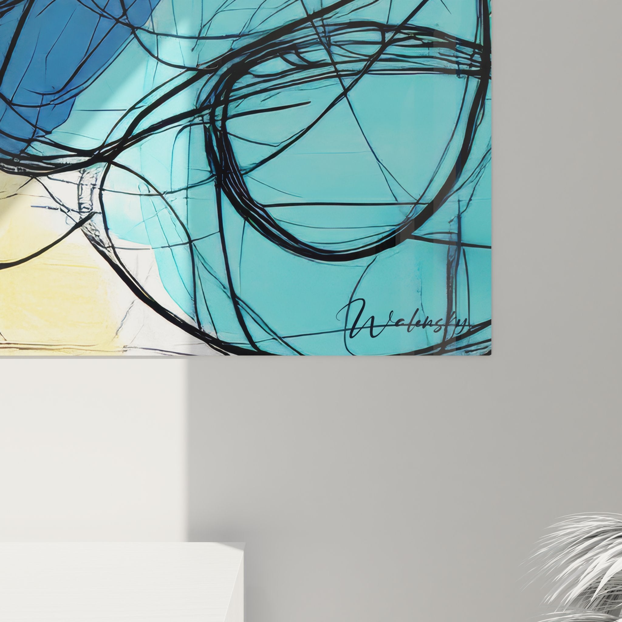 Vue d'ensemble du tableau abstrait coloré dans un intérieur contemporain