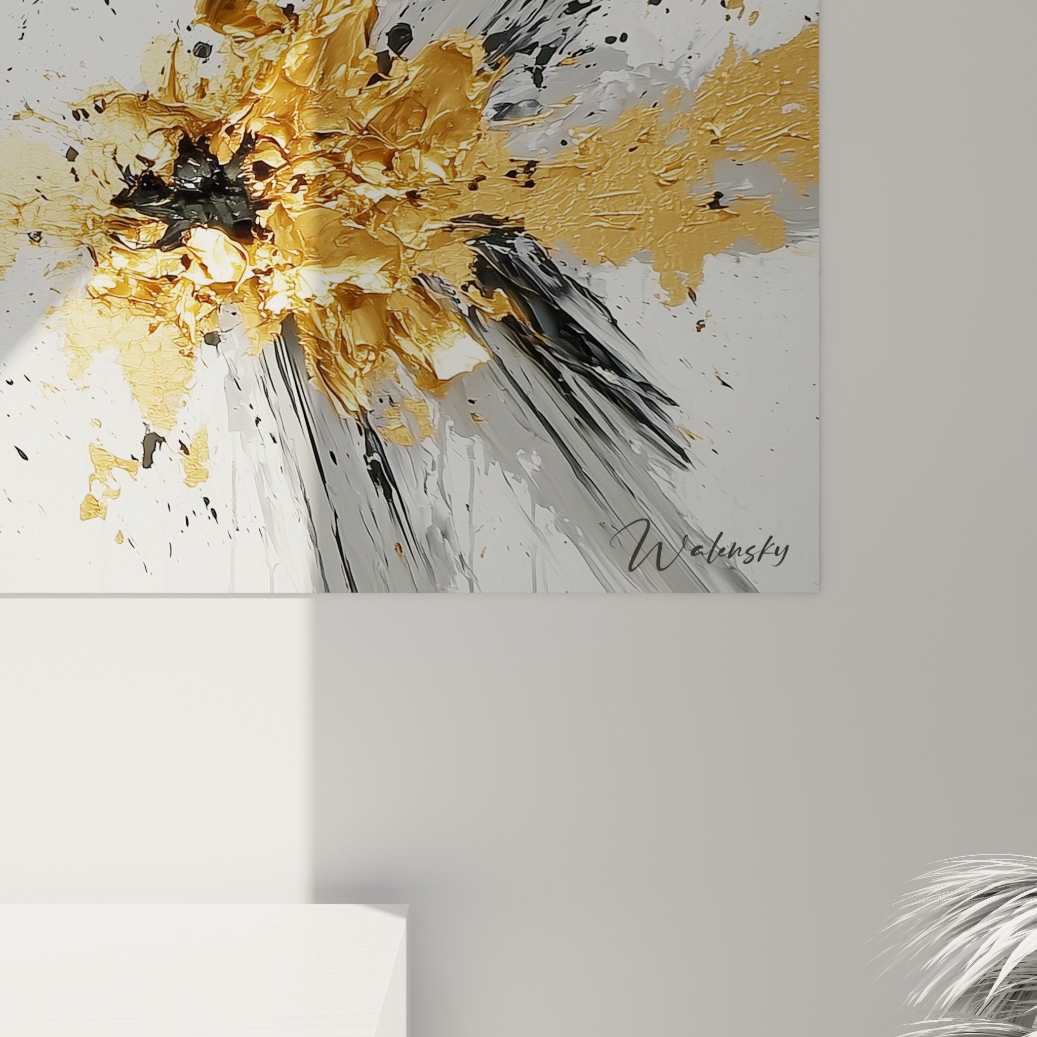 Vue ensemble tableau abstrait moderne explosion dorée salon contemporain décoration murale élégante