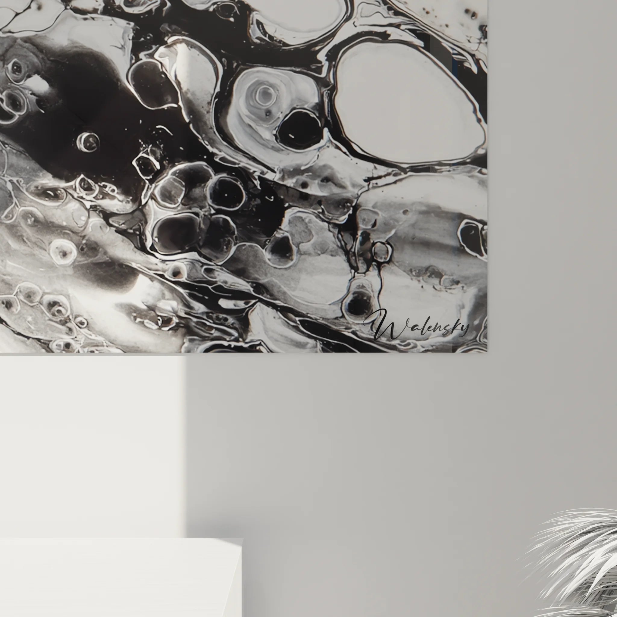 Vue d'ensemble du tableau abstrait fluide noir et blanc montrant l'effet décoratif mural complet