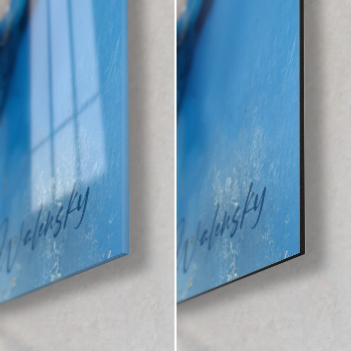 Quadro ideogrammi indaco, angolo in basso a destra in vetro lucido azzurro cielo e Dibond nero opaco, bordo di 3 mm, firma