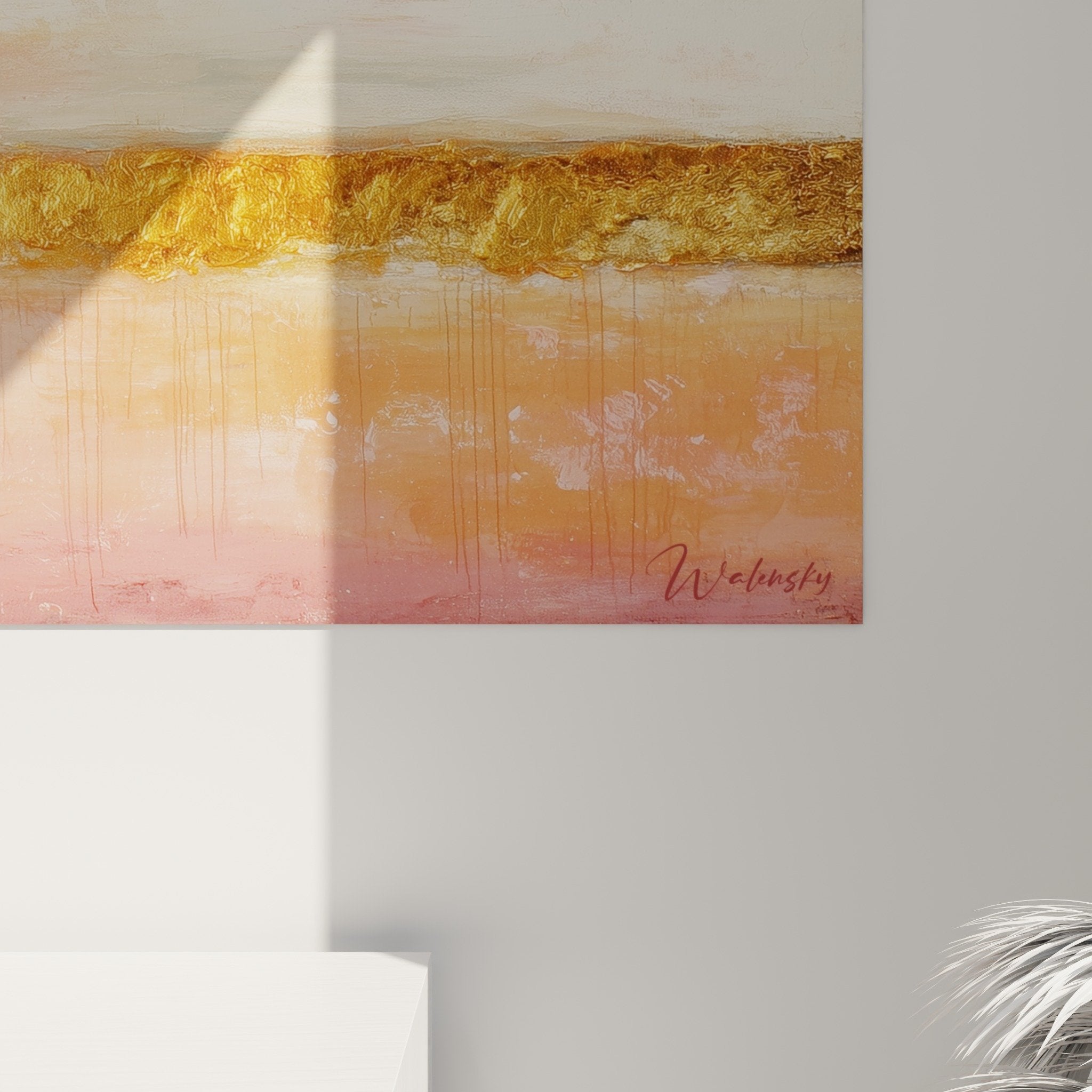 Vue d'ensemble du tableau abstrait doré rose dans un intérieur contemporain épuré
