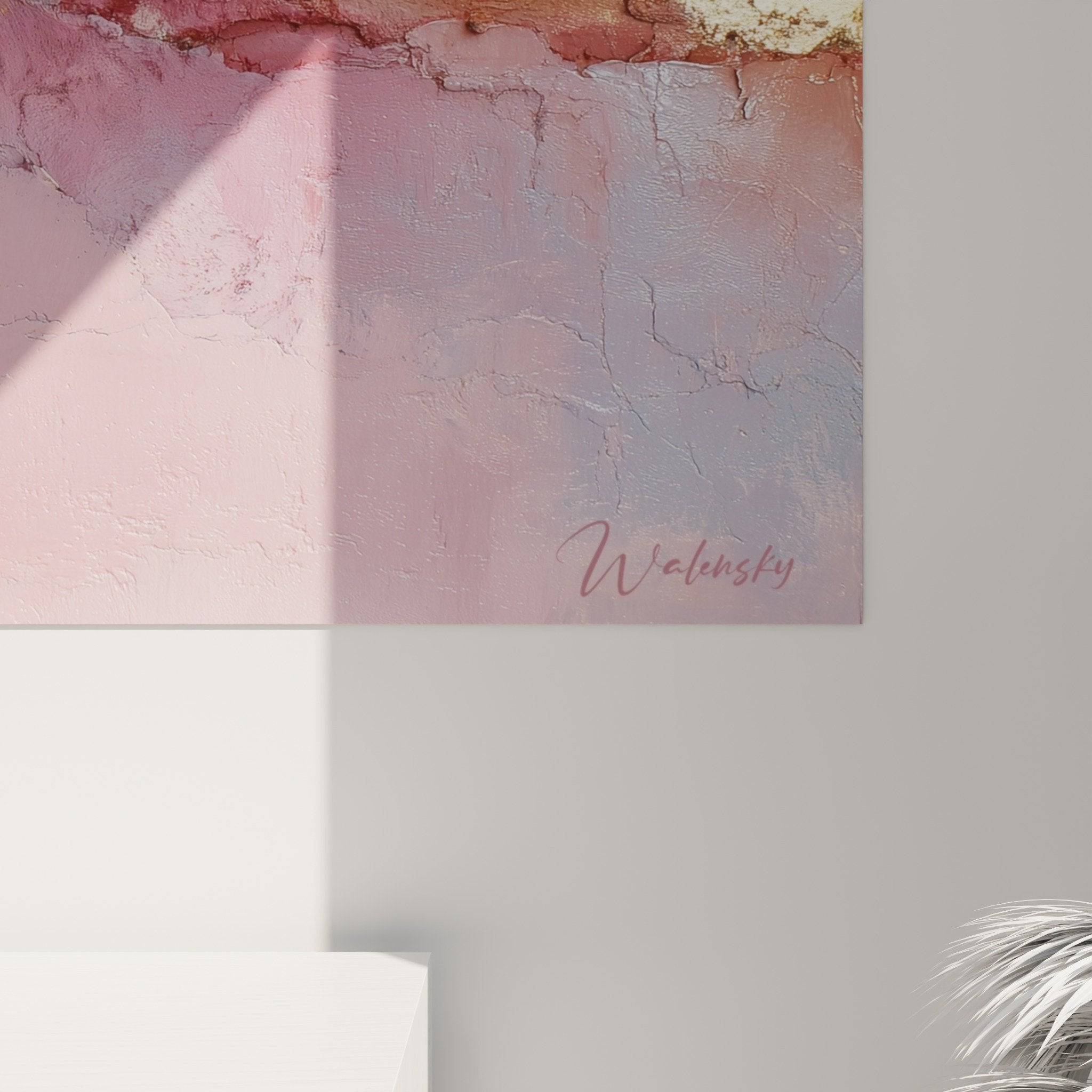 Vue d'ensemble du tableau abstrait harmonies roses bleues et or dans un interieur