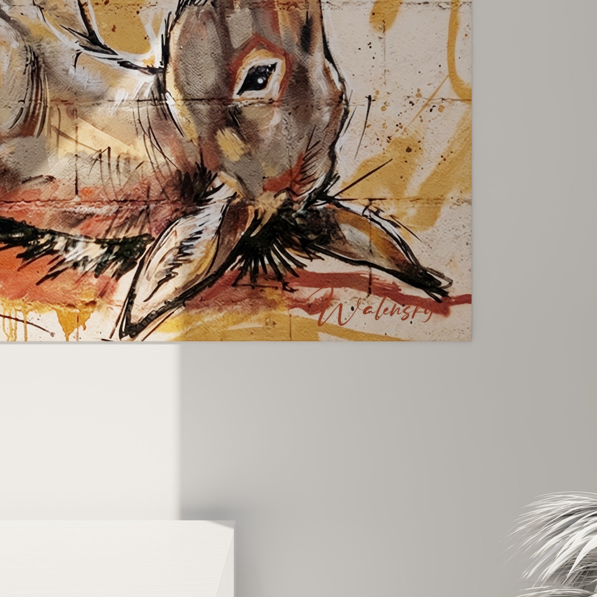 Übersicht des ausgestellten liegenden Esel-Gemäldes an weißer Wand in warmem zeitgenössischem Interieur