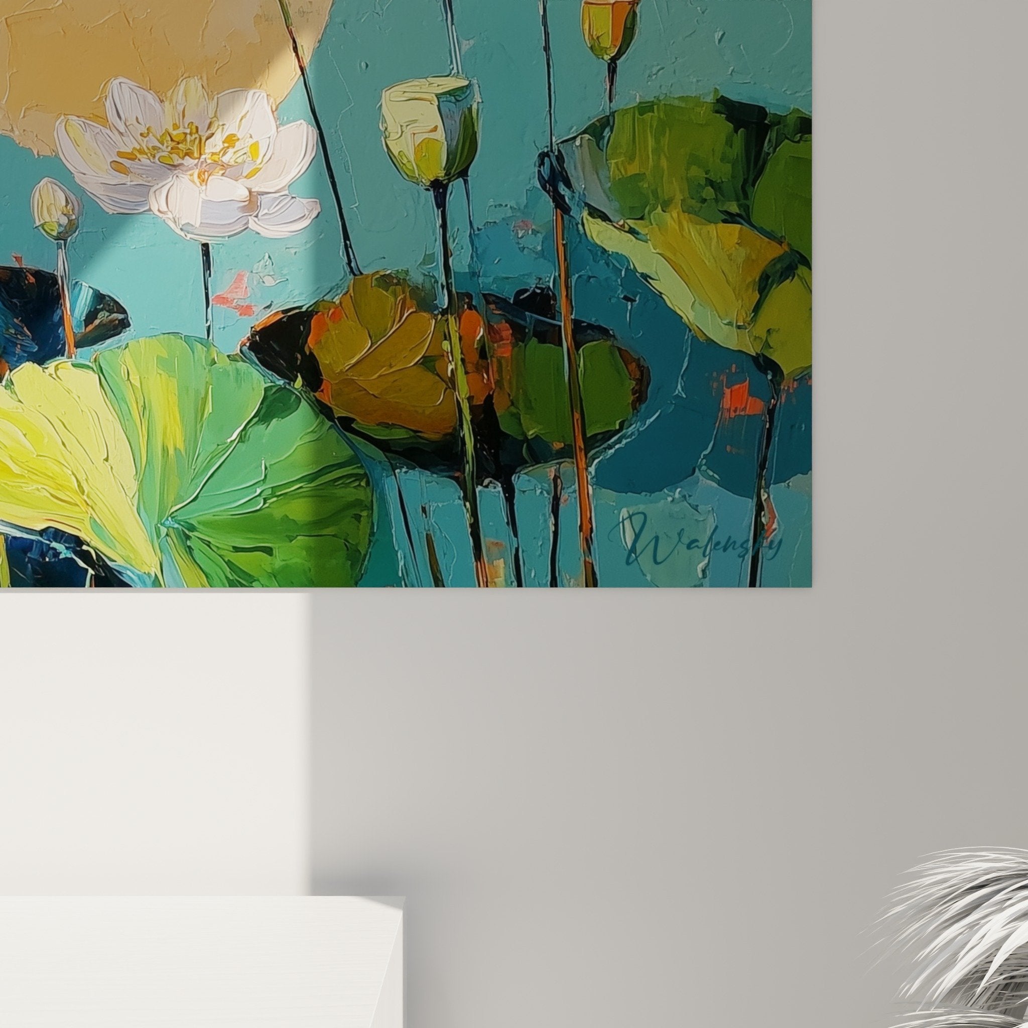 Vue d'ensemble tableau lotus aquatique turquoise dans salon contemporain éclairage naturel
