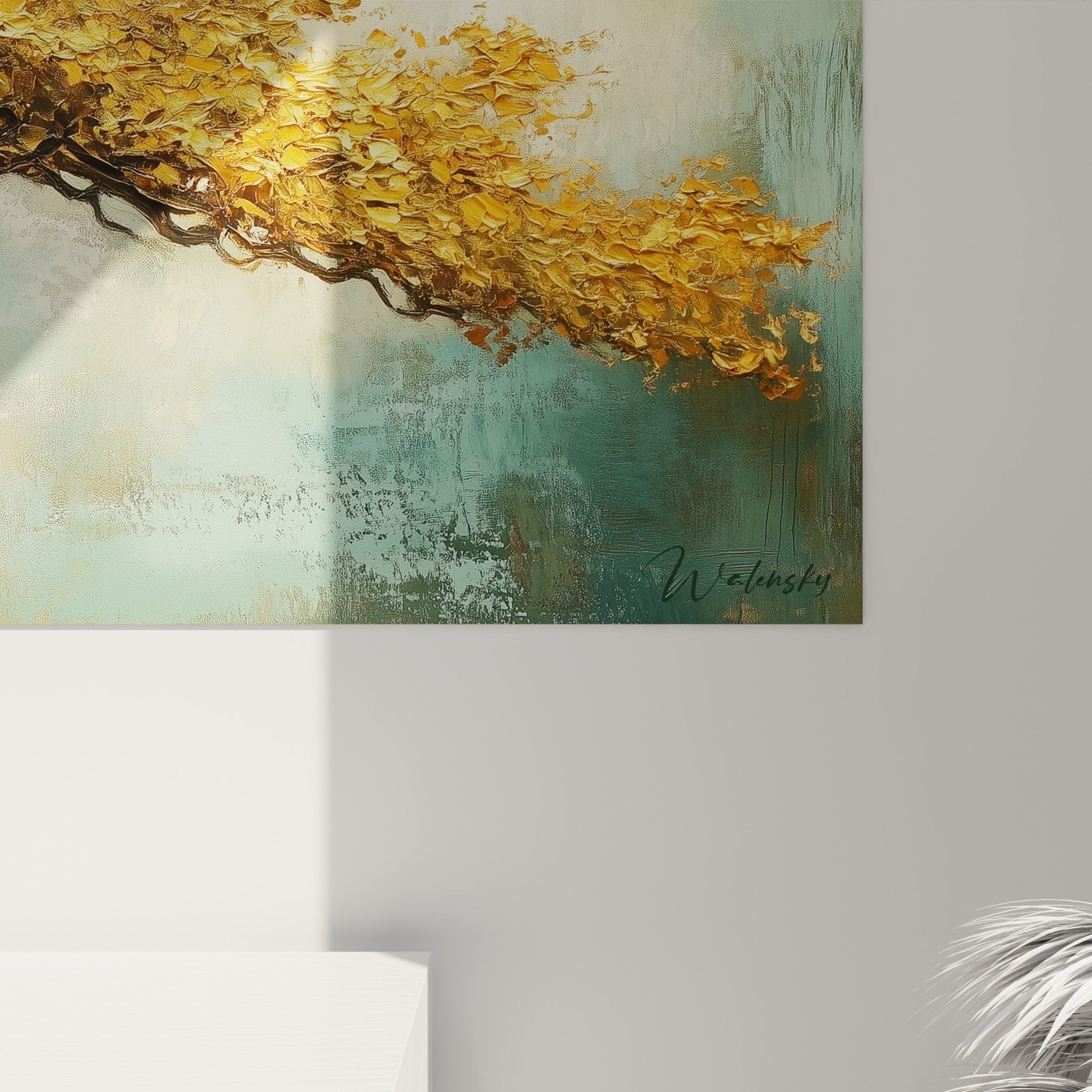 Vue d'ensemble tableau arbre de vie doré format panoramique dans intérieur moderne et lumineux