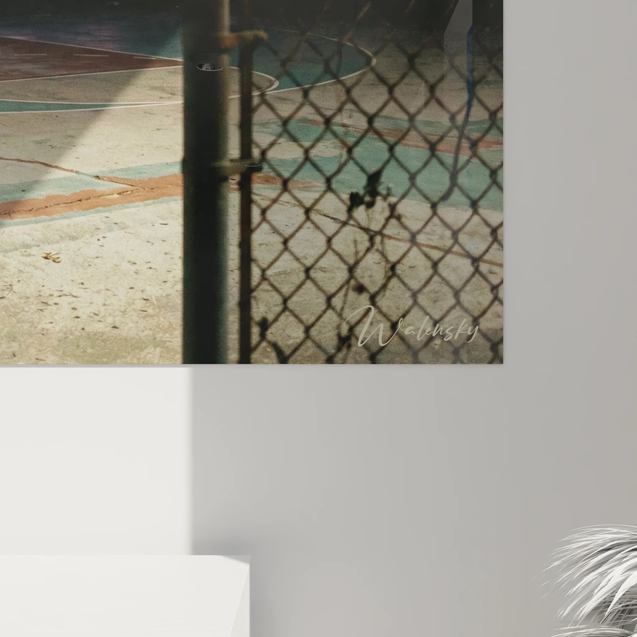 Vue d'ensemble du tableau basketball urbain dans salon moderne avec canapé et plantes