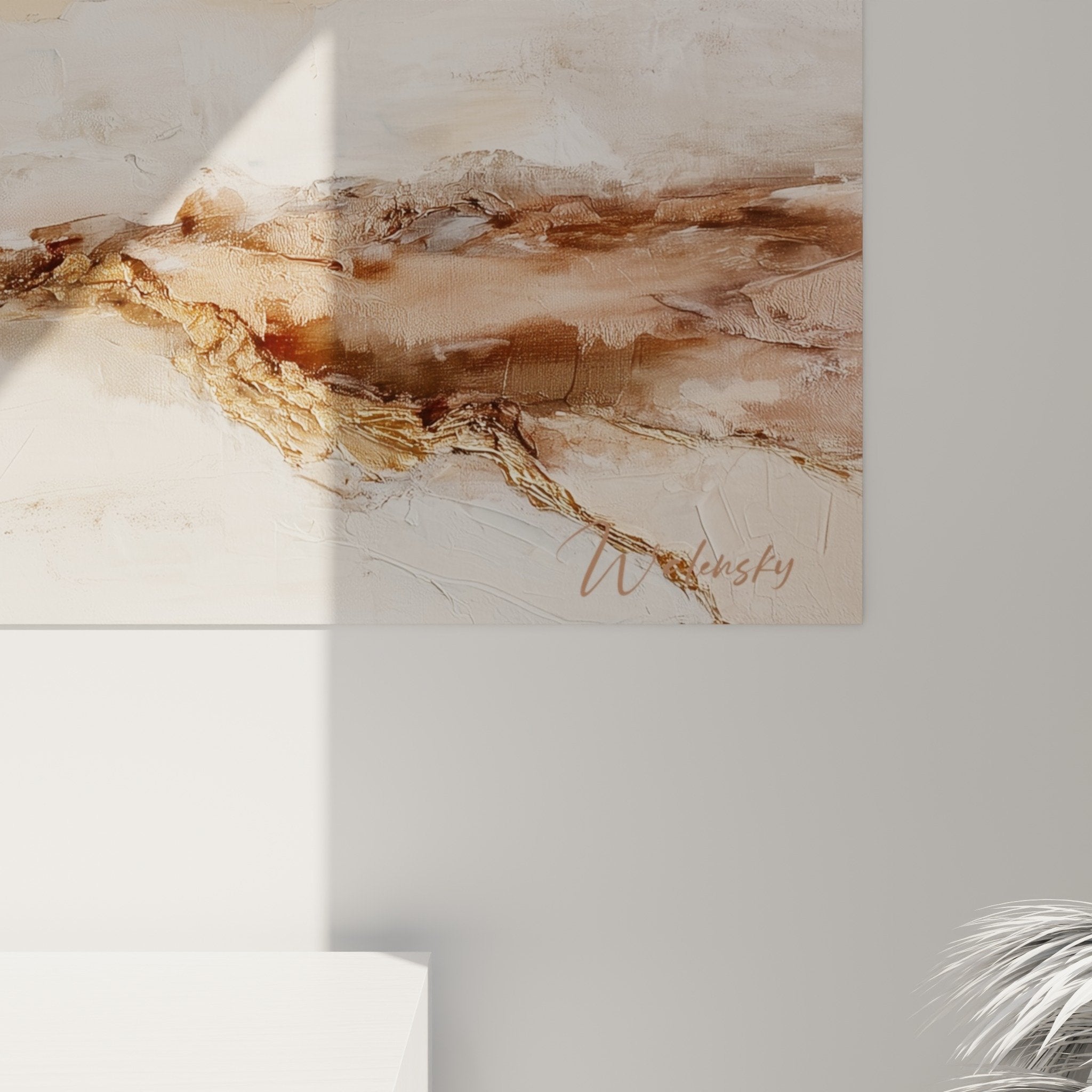 Vue d'ensemble du tableau abstrait aux nuances beiges et dorées dans intérieur contemporain épuré
