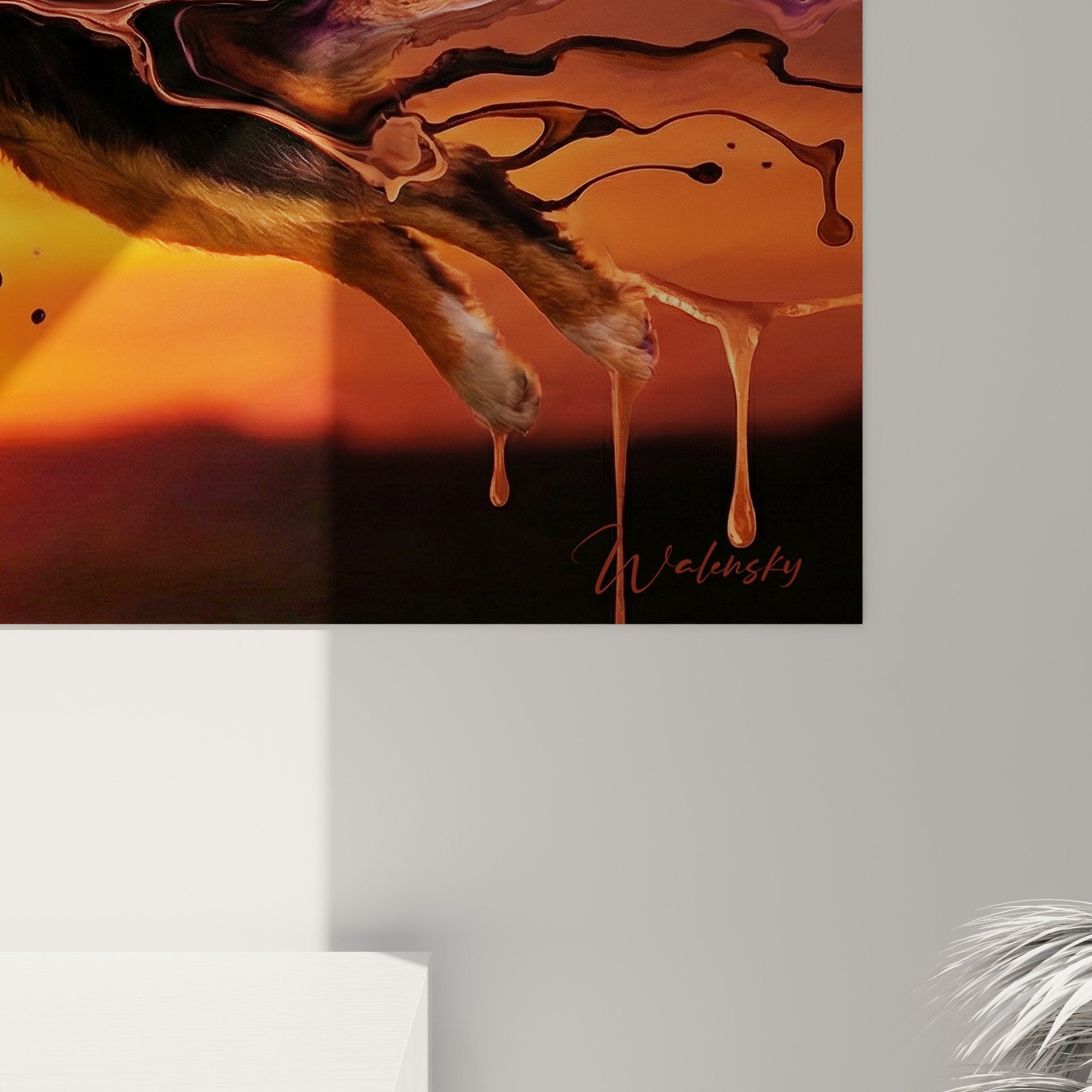 Vue ensemble tableau berger australien bondissant dans salon avec décoration moderne tons chauds orangés